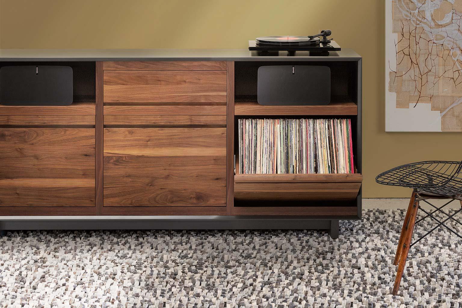 Aero Media Stand fur Sonos mit Ablage fur Vinyl Schallplatten in massivem Natur Walnussholz