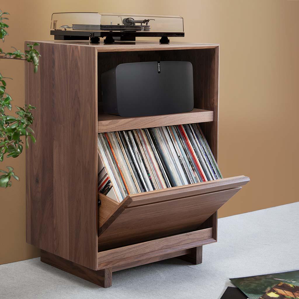 Moderne Support pour disques aéros pour sonos avec rangement pour disques vinyles en noyer naturel massif en vente