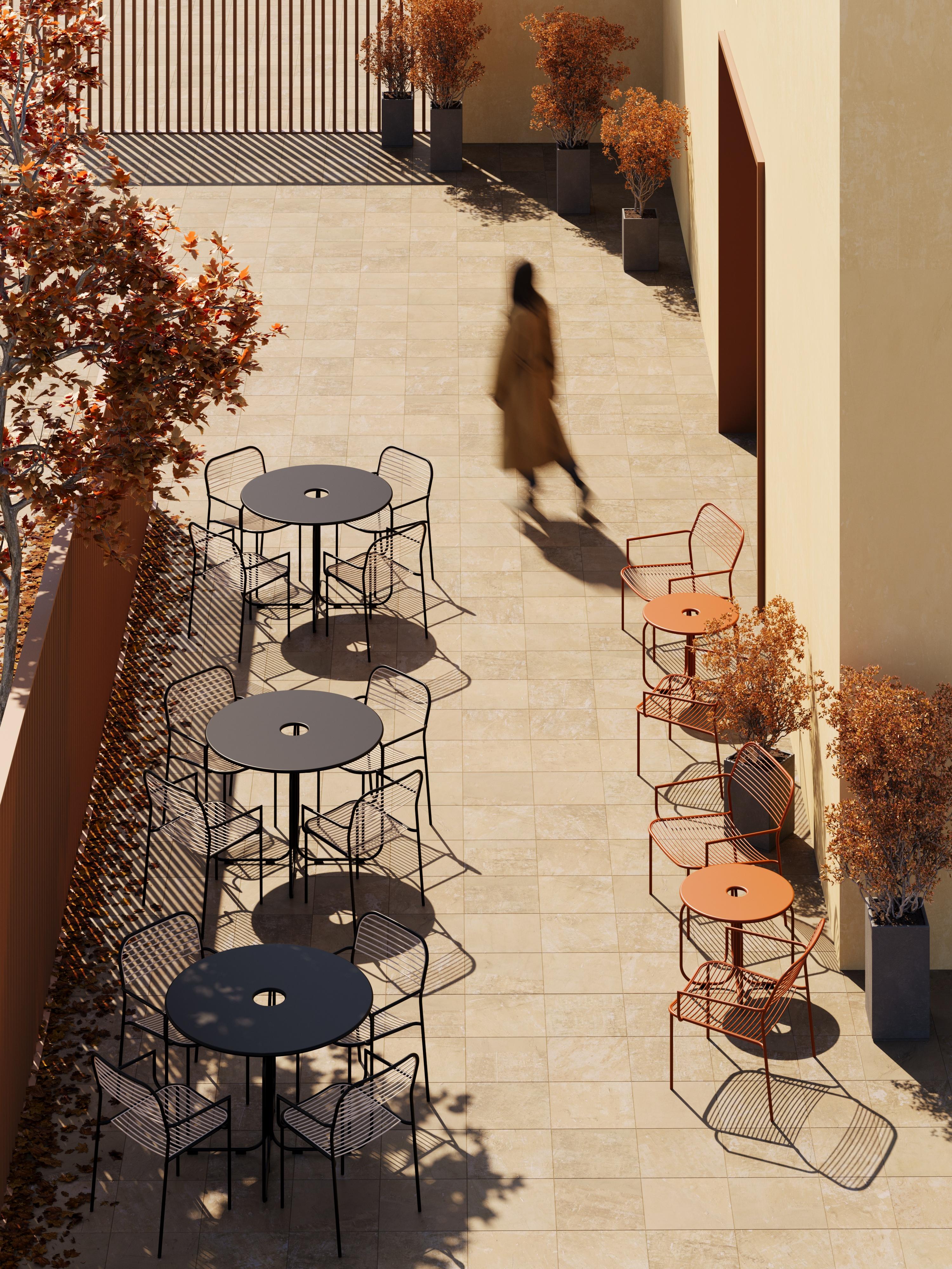 Table basse Aeros - légère, polyvalente et au design aérien

La table basse Aeros est une table basse légère qui apporte une sensation de transparence, de fluidité et d'élégance contemporaine à tout environnement intérieur ou extérieur. Faisant