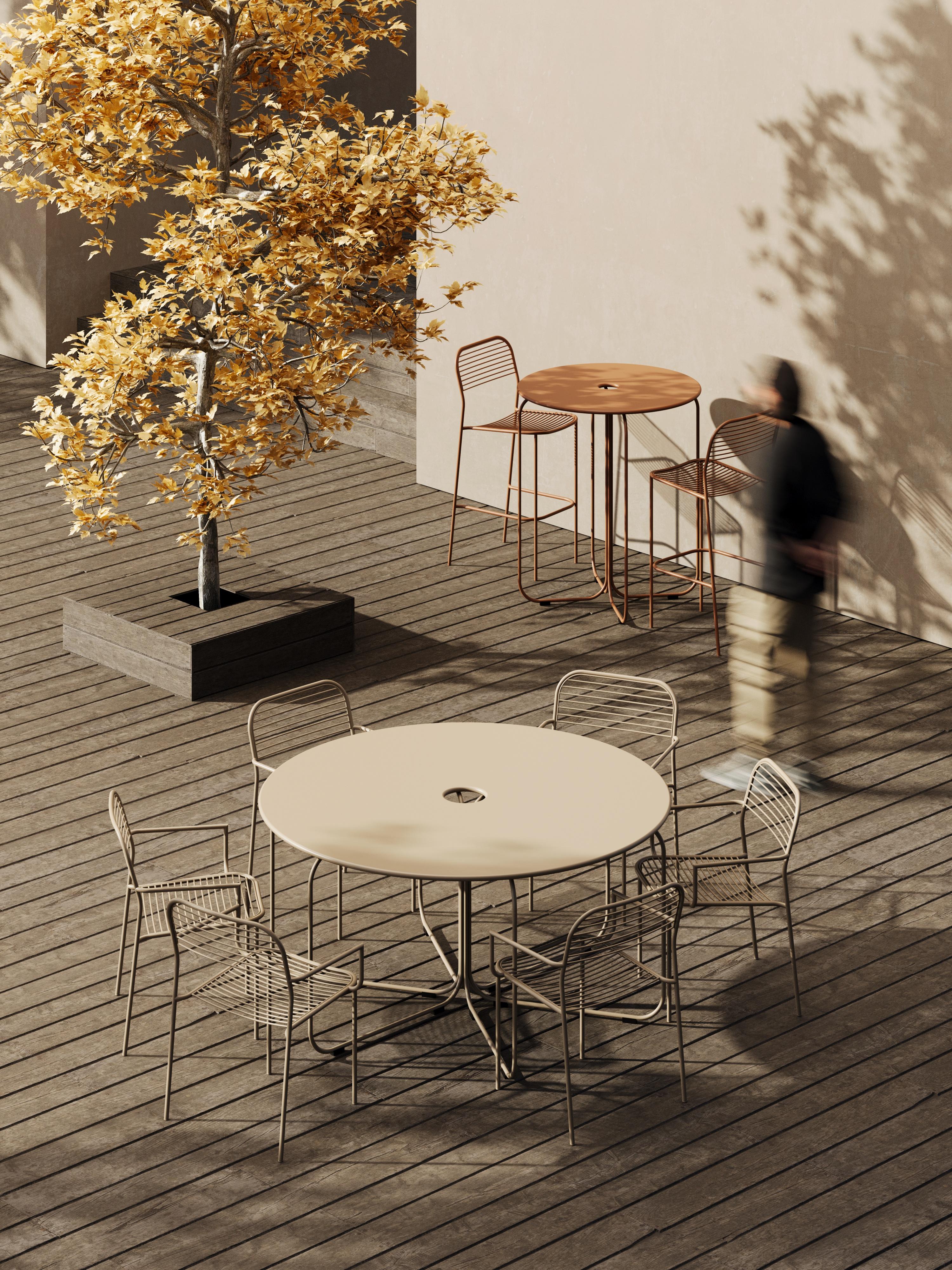 Poudré Table de salle à manger en acier Aeros 100 cm by Joyf en vente