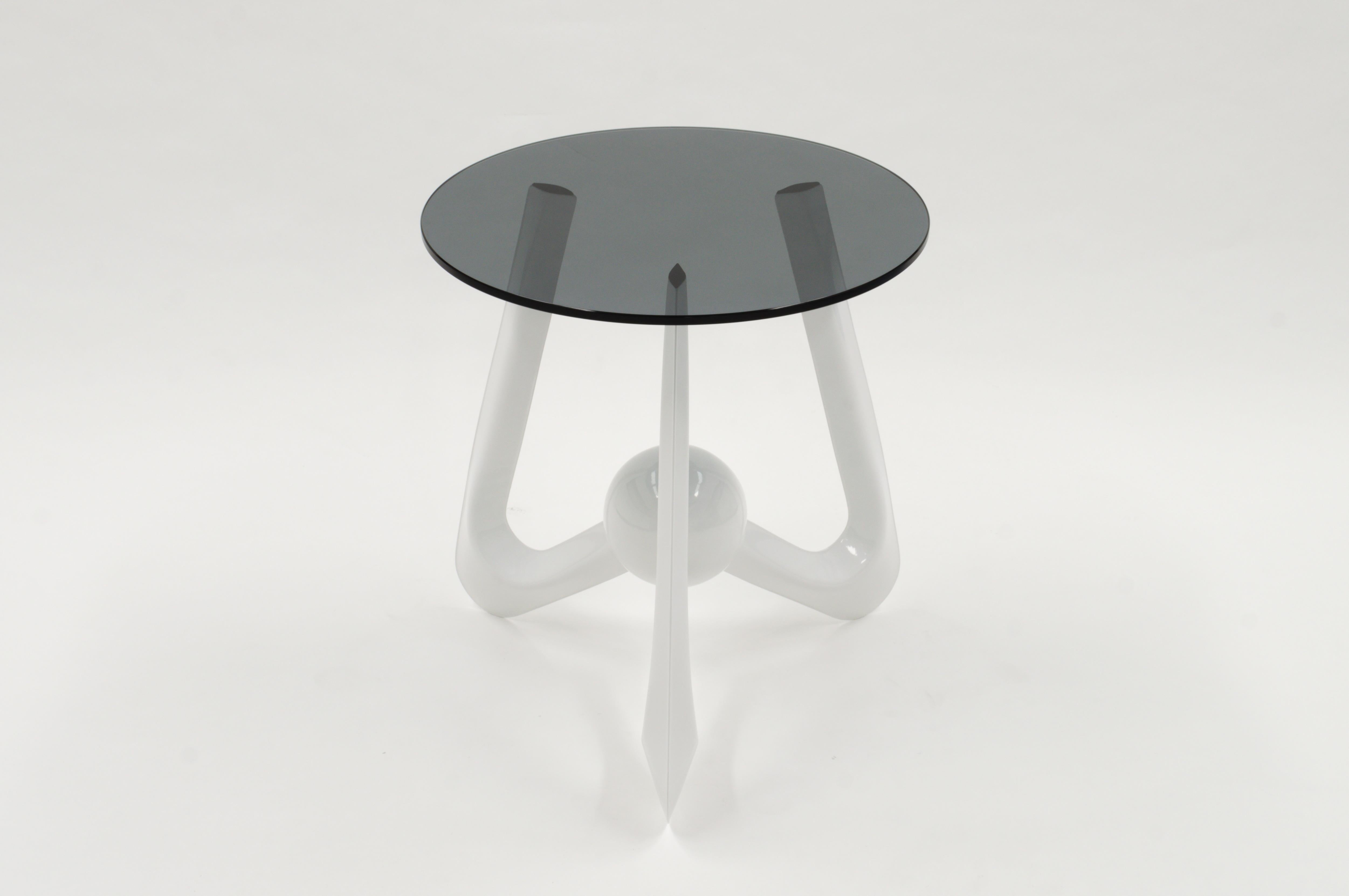 Table tripode futuriste dotée de pieds en acier gonflés, formés par une injection précise d'air comprimé. Le gonflage du métal permet de créer des formes tridimensionnelles complexes extrêmement résistantes pour leur poids, même si le métal avant le