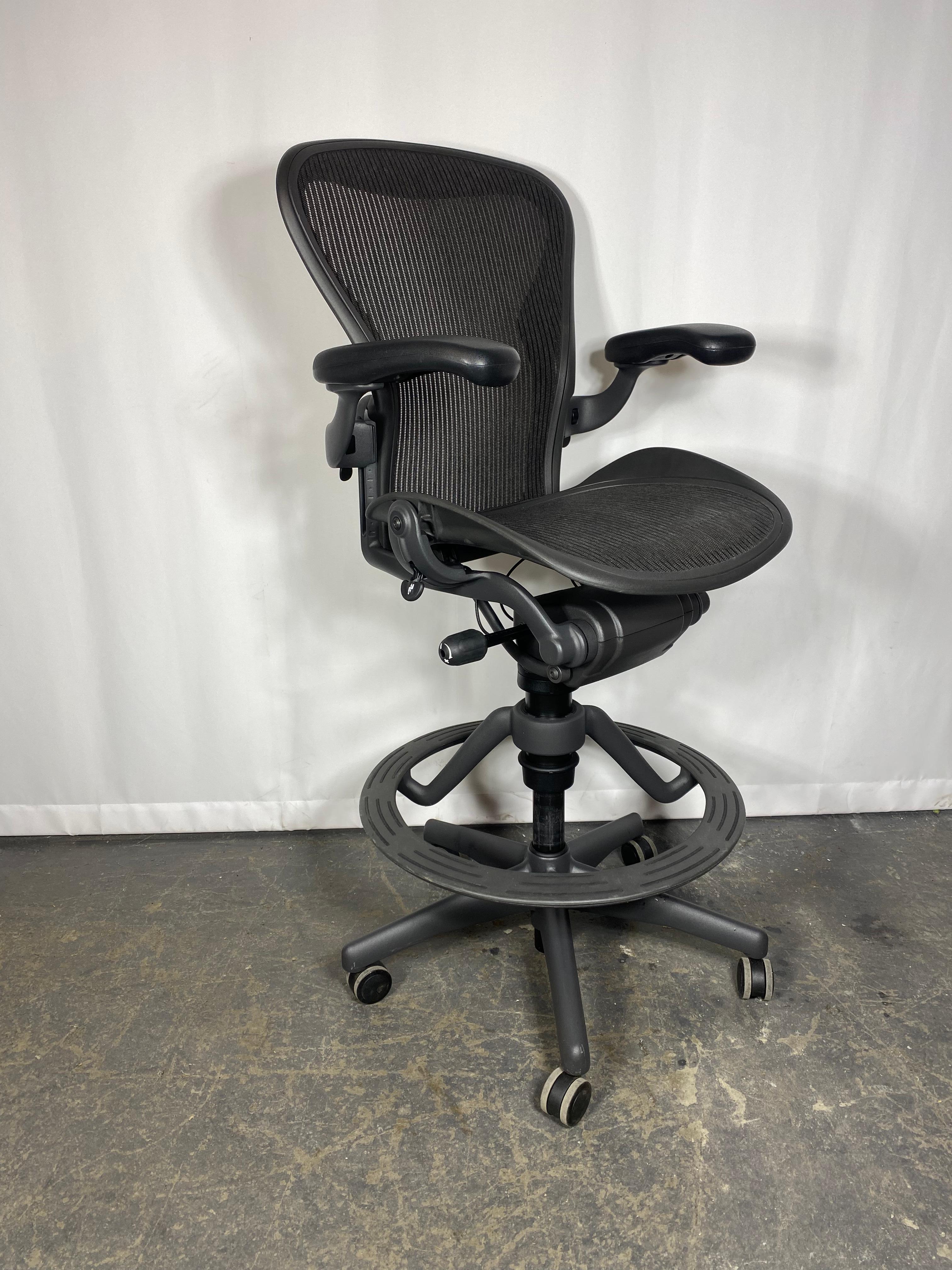 Les chaises Aeron sont des affirmations de pointe en matière d'élégance et de conception ergonomique, nées des esprits créatifs et exigeants d'Herman Miller. L'Aeron est à l'avant-garde du luxe et de la technologie de pointe. Largement utilisée dans