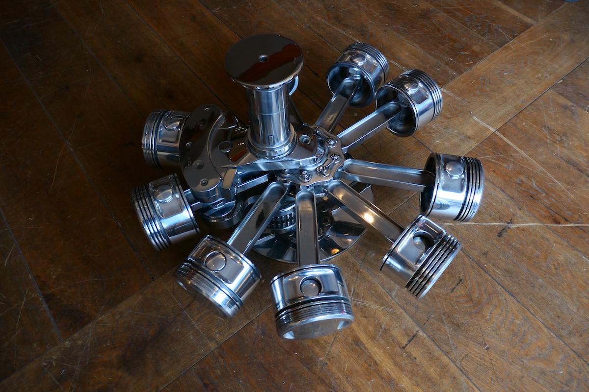Aeronautical coffee table ''Piston'' from a 9-cylinder radial engine, the R-985 Wasp Junior, built by Pratt & Whitney. This piece comes from a Broussard (the Max-Holste MH-1521 Broussard), liaison and observation plane. The R-985 Wasp Junior was