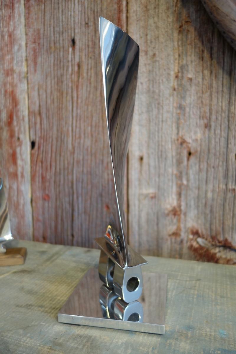 A blade of the second stage of the low pressure compressor of a JT8D. The Pratt & Whitney JT8D is a first generation American turbofan engine mounted on B737-200 and B727. Titanium blade presented on an aluminum base. This authentic aircraft’s part