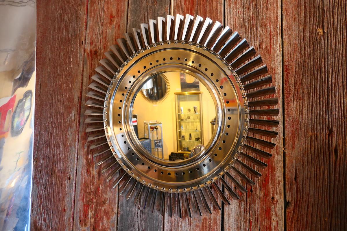 This mirror is manufactured with the 5th stage of the low pressure compressor of a Pratt & Whitney JT8D reactor. The vanes as well as the titanium alloy disc are mirror polished.
While being a marvelous piece of modern engineering, this stage is