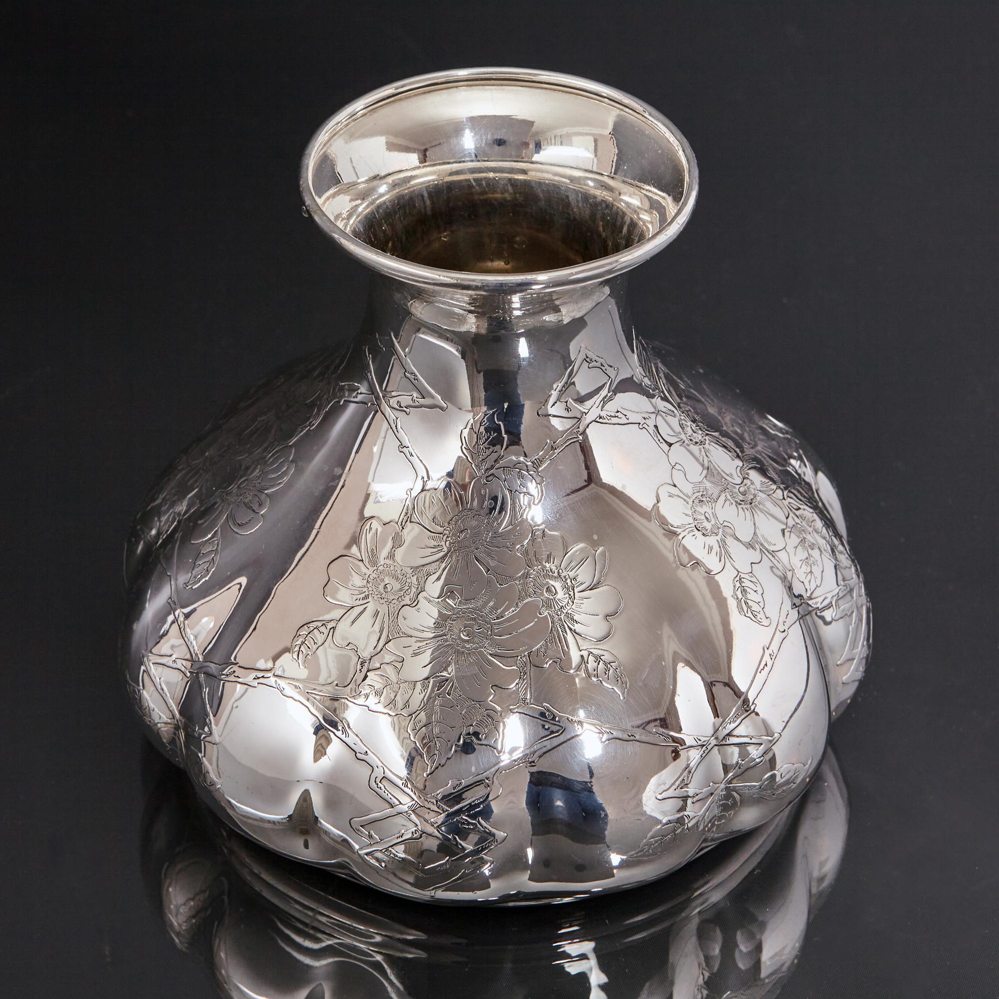 Raffinato vaso a balaustro in argento sterling americano realizzato da Tiffany & Co. all'inizio del XX secolo. Con la sua forma compatta e bulbosa e scanalata, che riflette gli sforzi di Tiffany per emulare l'eleganza dell'arte giapponese, questo