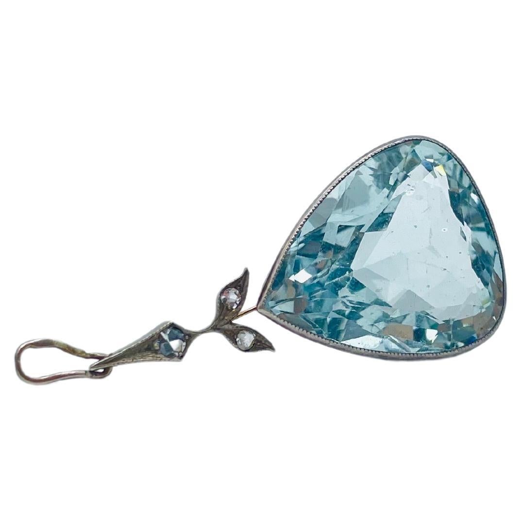 Prepare to be enchanted by a truly dreamlike piece of jewelry – a magnificent aquamarine pendant set in 14-karat rose gold. At its heart, this resplendent pendant features a stunning aquamarine gem, cut in a tropical-inspired shape that resembles a