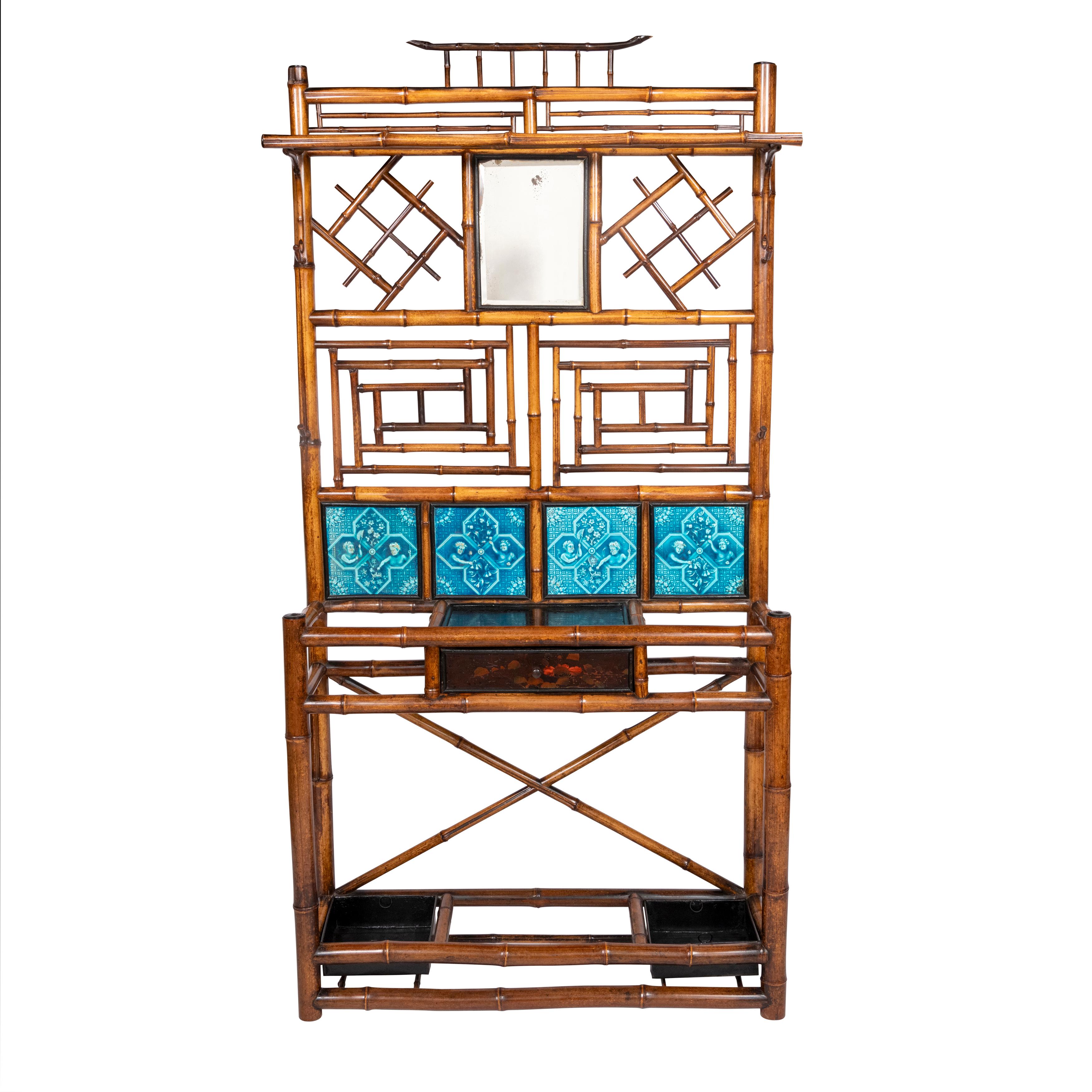 Portabandiera estetico in bambù, Inghilterra, 1870 circa
La cornice è incastonata con 4 piastrelle turchesi di Minton, Hollins & Co decorate con amorini e farfalle.
Dettagli ebanizzati e cassetto centrale laccato
Vaschette di sgocciolamento in
