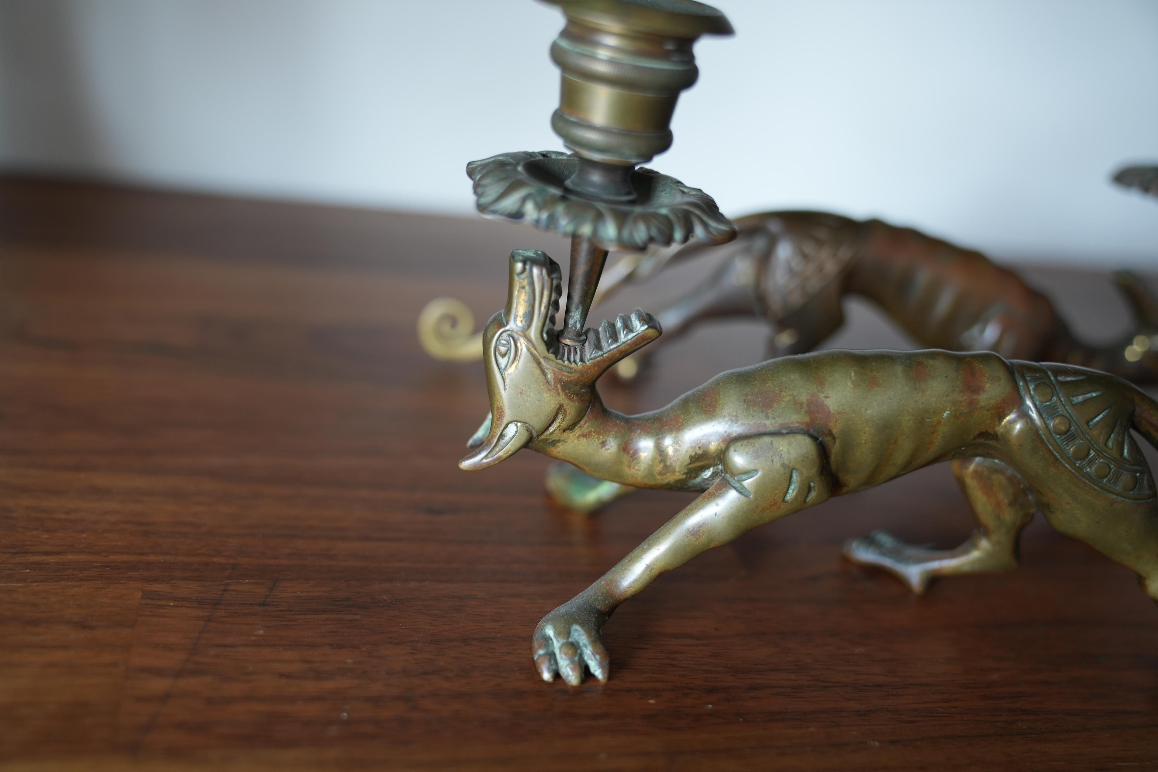 Ästhetische Bronze-Kerzenständer mit Hund (20. Jahrhundert) im Angebot