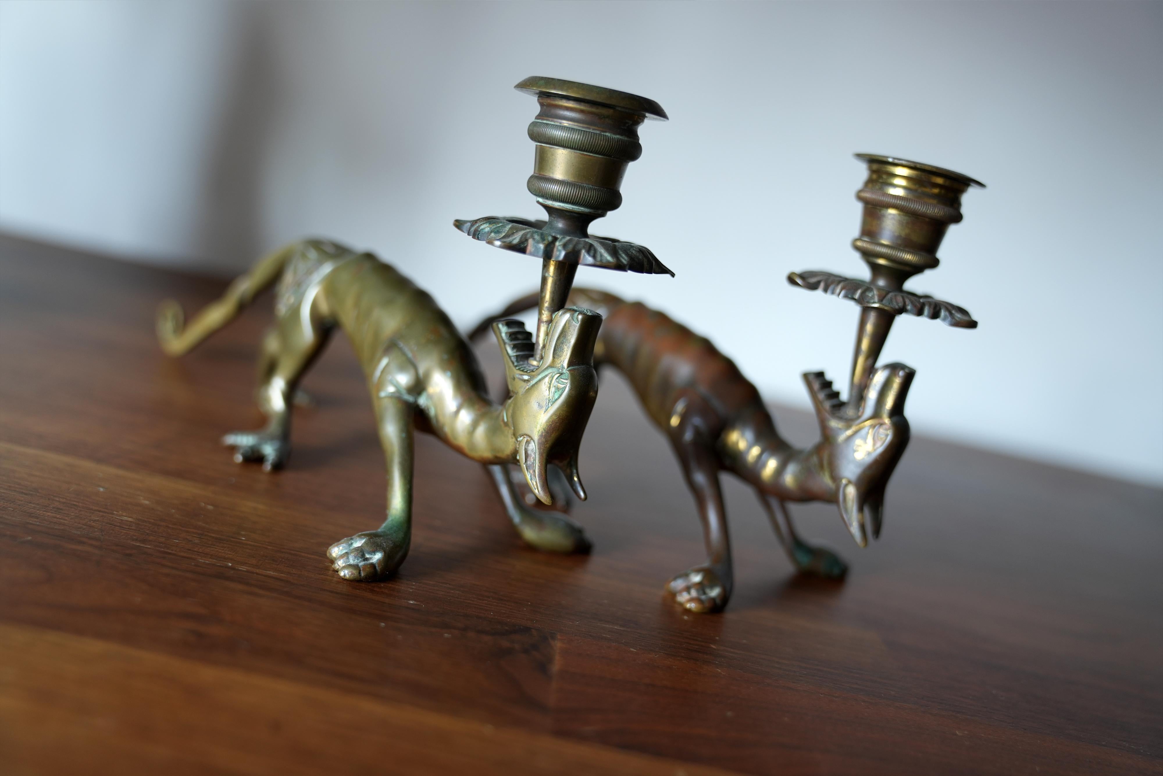 Ästhetische Bronze-Kerzenständer mit Hund im Angebot 1