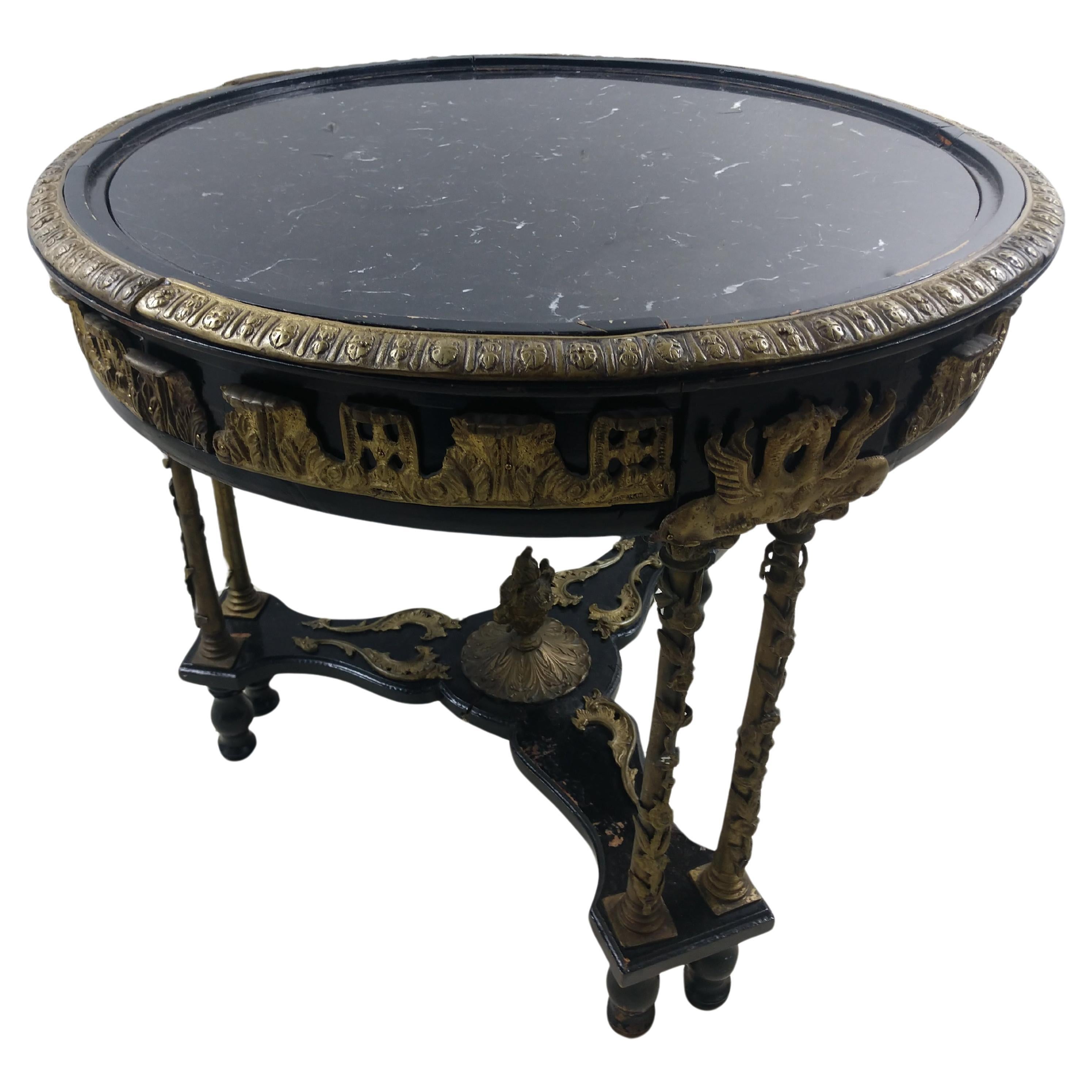 Mesa auxiliar estética de mármol bronce y laca negra, hacia 1940 Renacimiento egipcio en venta