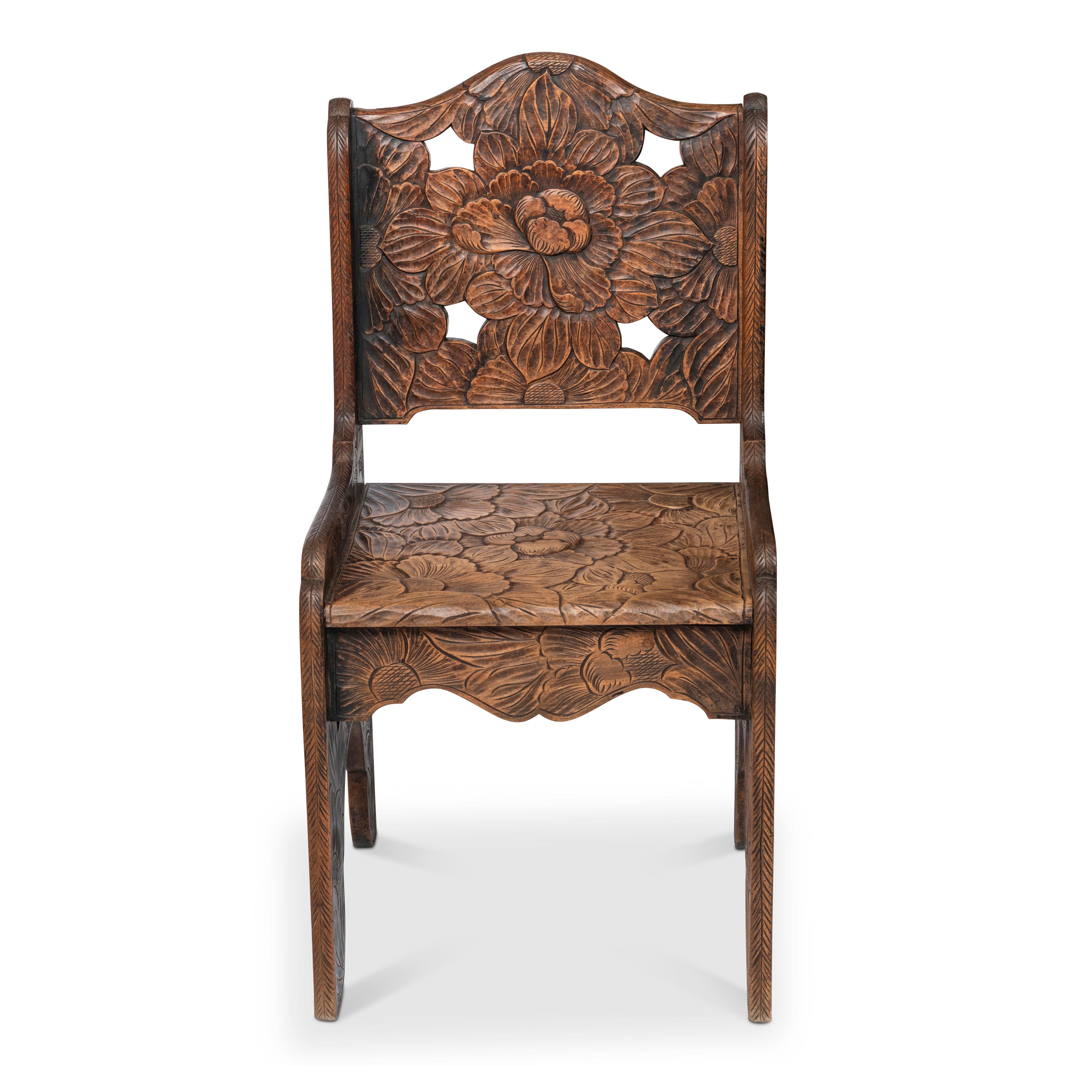 Una silla Liberty of London de inspiración estética japonesa.
Madera de frutal tallada con follaje estilizado
Importado de Japón a los grandes almacenes Liberty para su sección de Oriente.
Inglaterra, hacia 1905