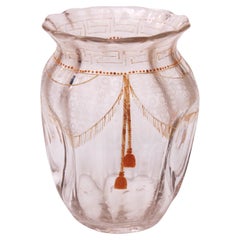 Grand vase émaillé décoré de pattes drapées et enroulées, c1900