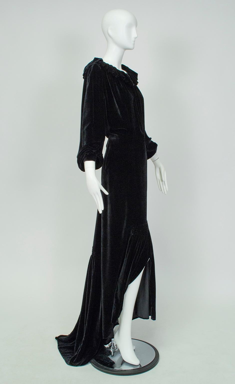 Aesthetic Open Back Black Velvet Ruff Gown w Train, Hearst Castle - M-L, 1930s In Good Condition For Sale In Tucson, AZ