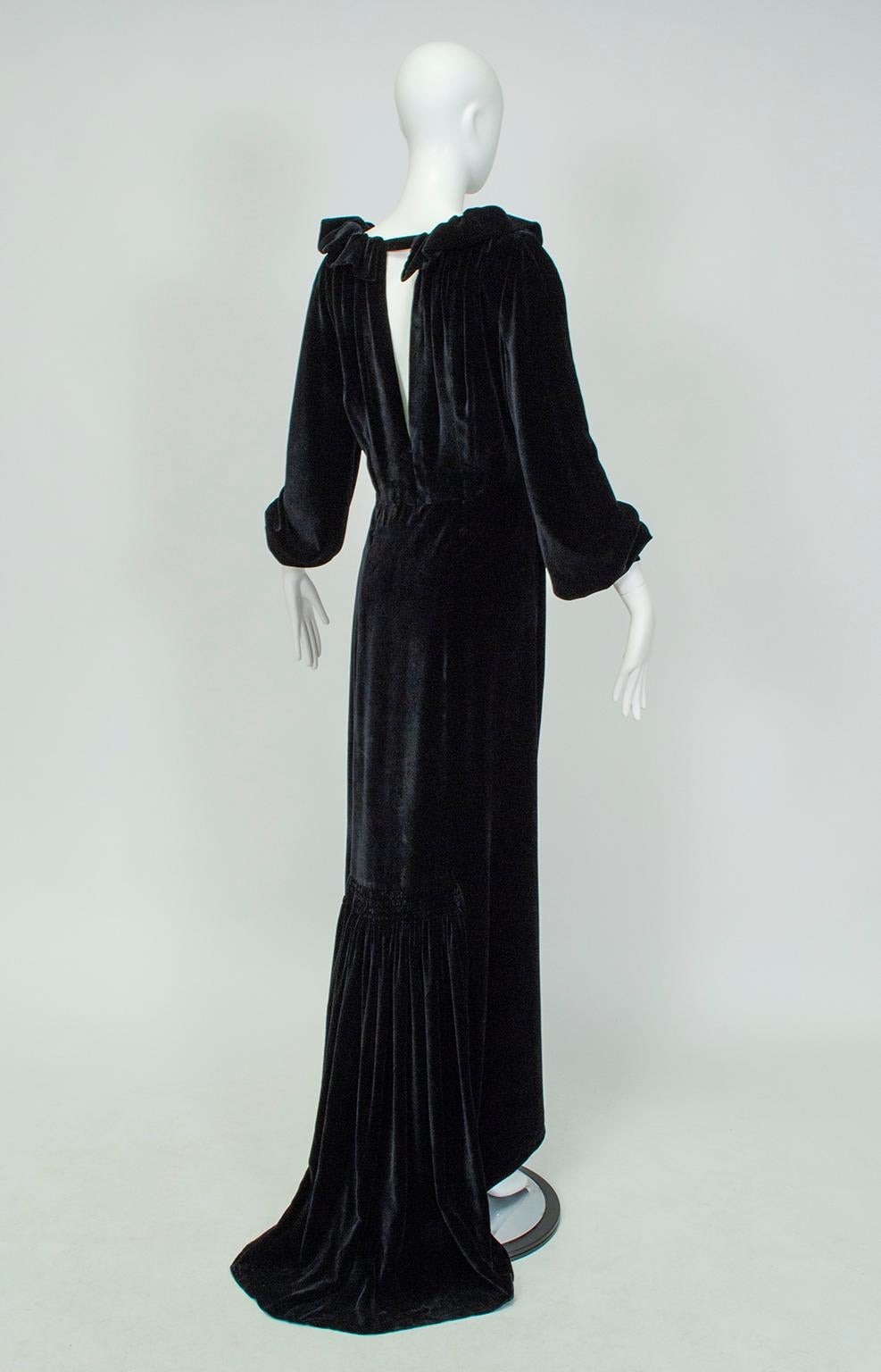 Women's Aesthetic Open Back Black Velvet Ruff Gown w Train, Hearst Castle - M-L, 1930s For Sale