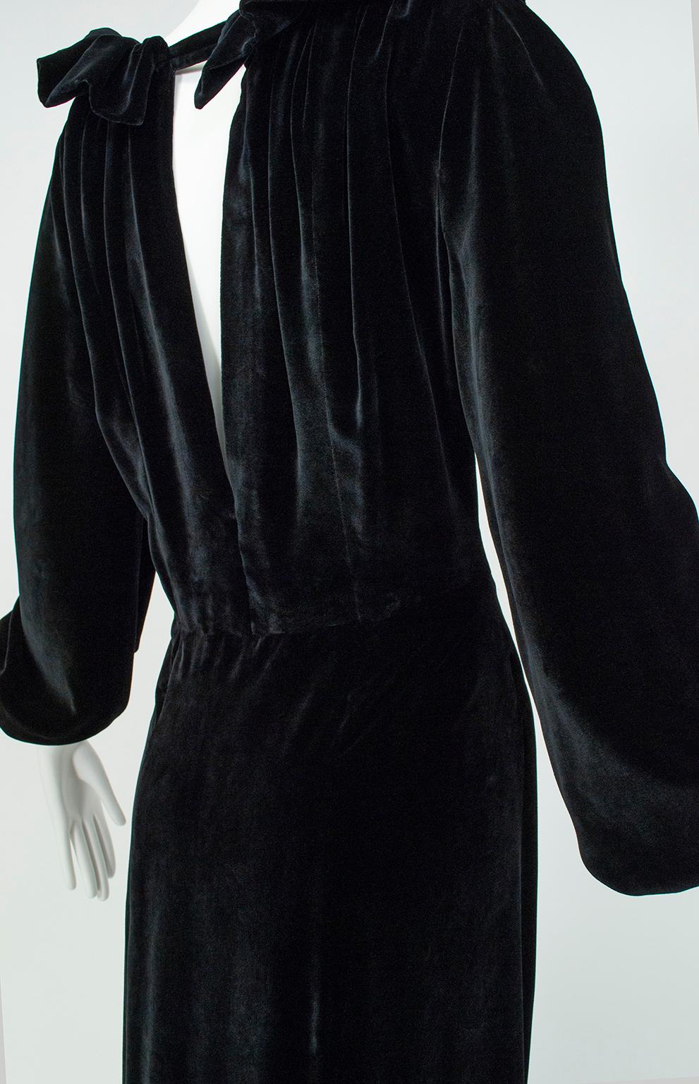Aesthetic Open Back Black Velvet Ruff Gown w Train, Hearst Castle - M-L, 1930s For Sale 3