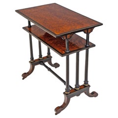 Aesthetic Movement Mesa auxiliar de madera de amboyna ebonizada y metal dorado