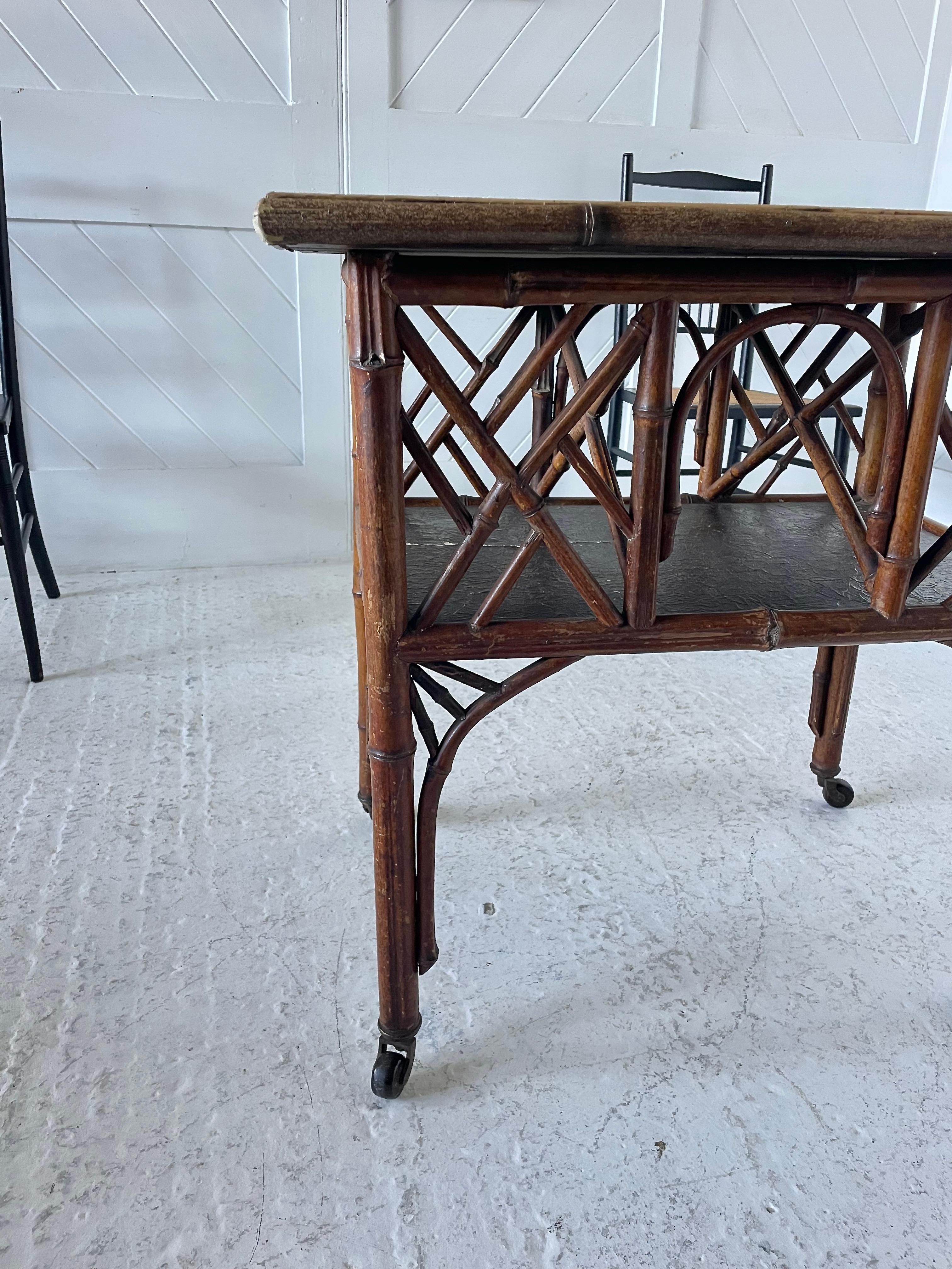 Laiton Table d'appoint en bambou laqué Aesthetic Movement en vente