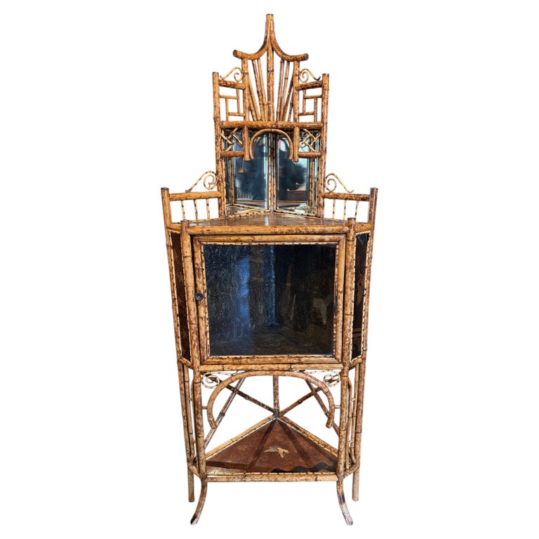 Aesthetic Movement Eckschrank oder Etagere aus Bambus und Rattan im Angebot  bei 1stDibs Deutschland