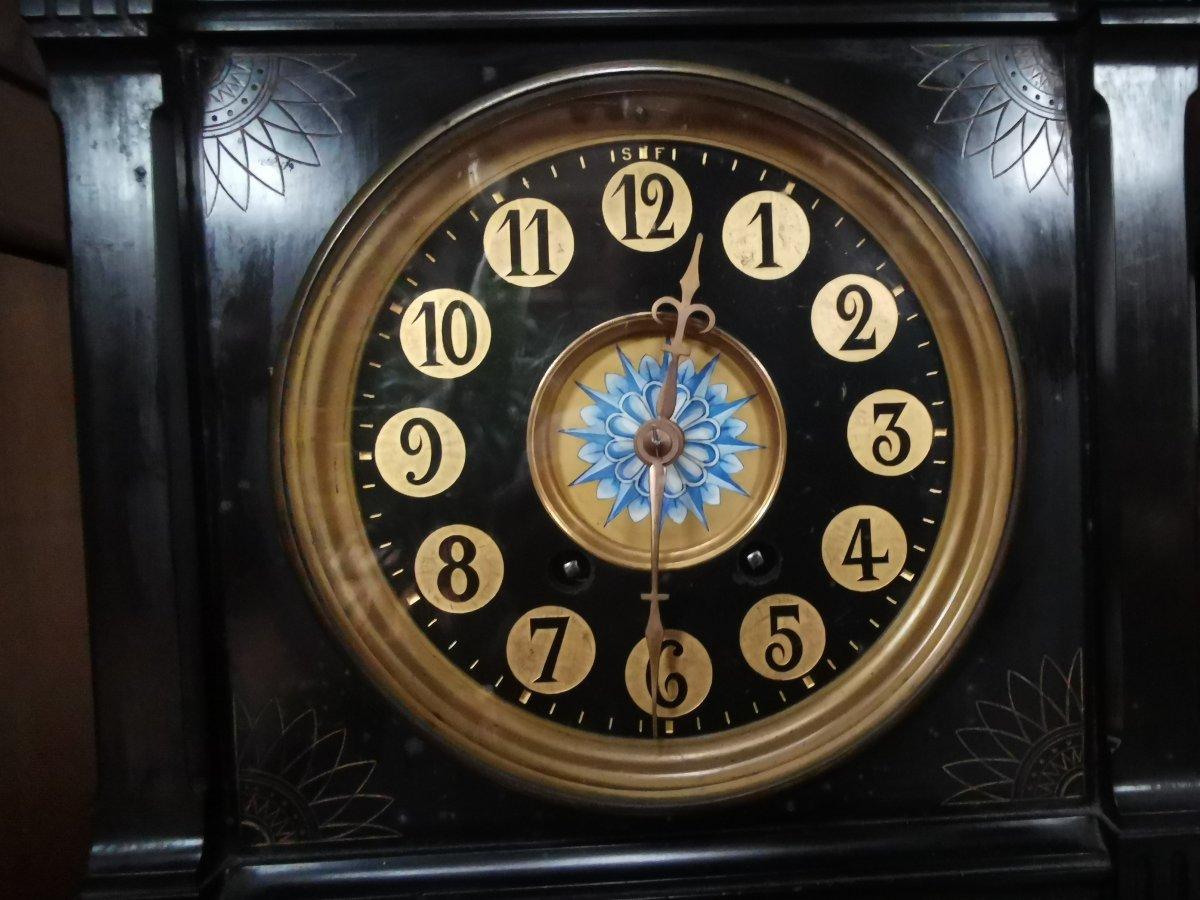 Fin du XIXe siècle Aesthetic Movement Horloge de manteau en marbre noir Zodiac avec mouvement à coups de gong en vente