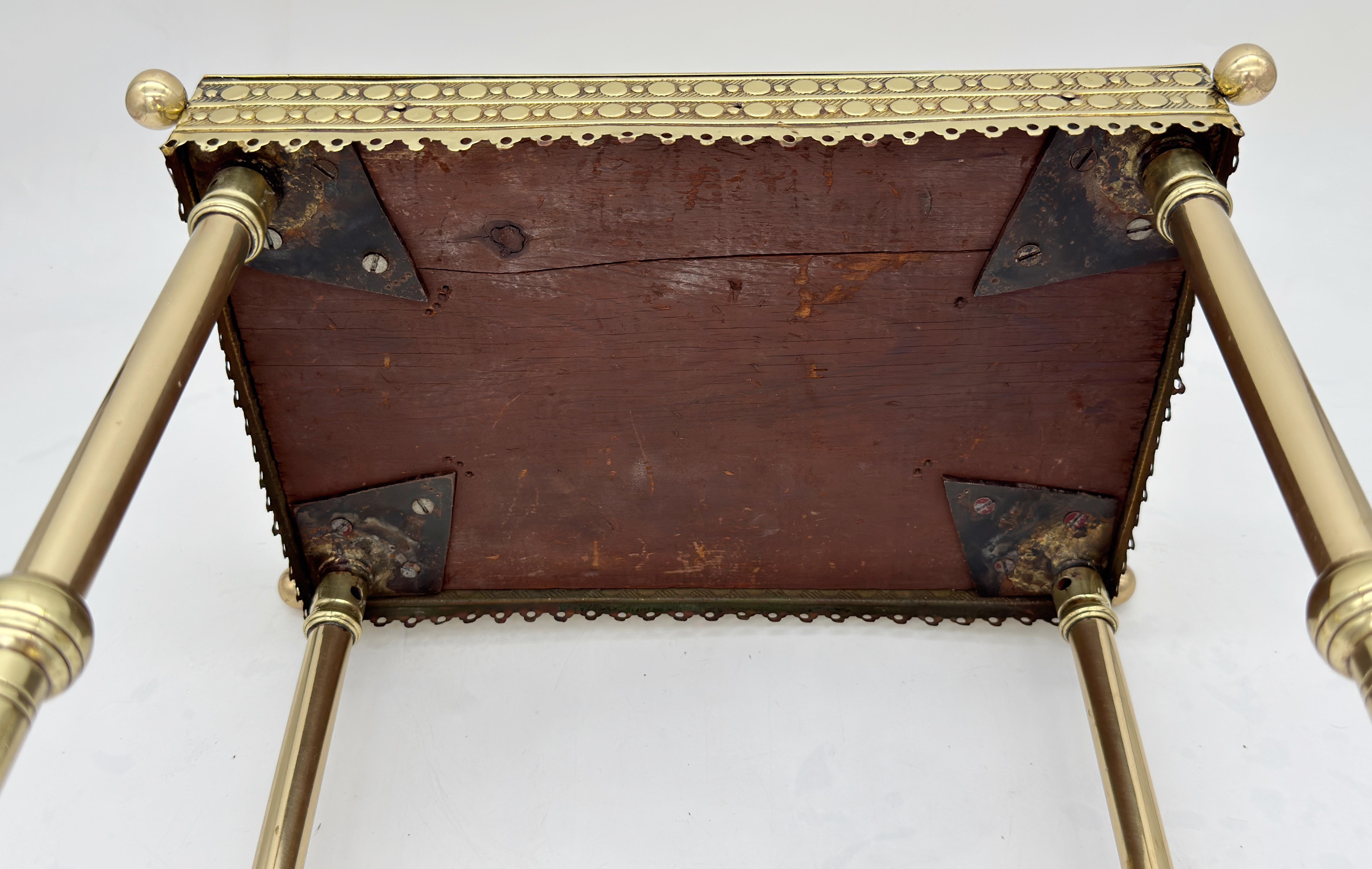 Table d'appoint en laiton du mouvement esthétique Attribuée à Charles Parker, Circa 1880 en vente 2