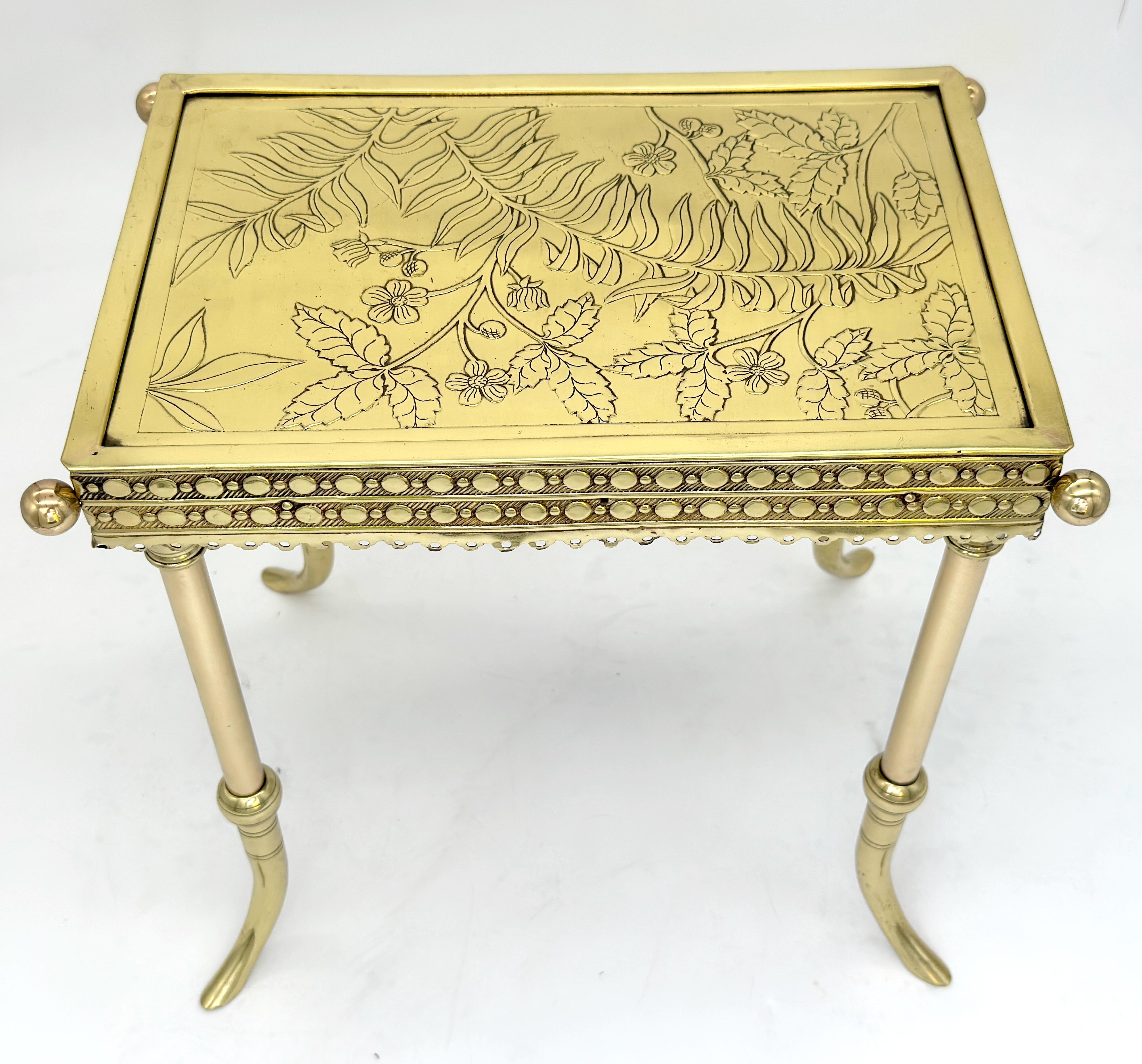 Table d'appoint en laiton du mouvement esthétique Attribuée à Charles Parker, Circa 1880 en vente 3