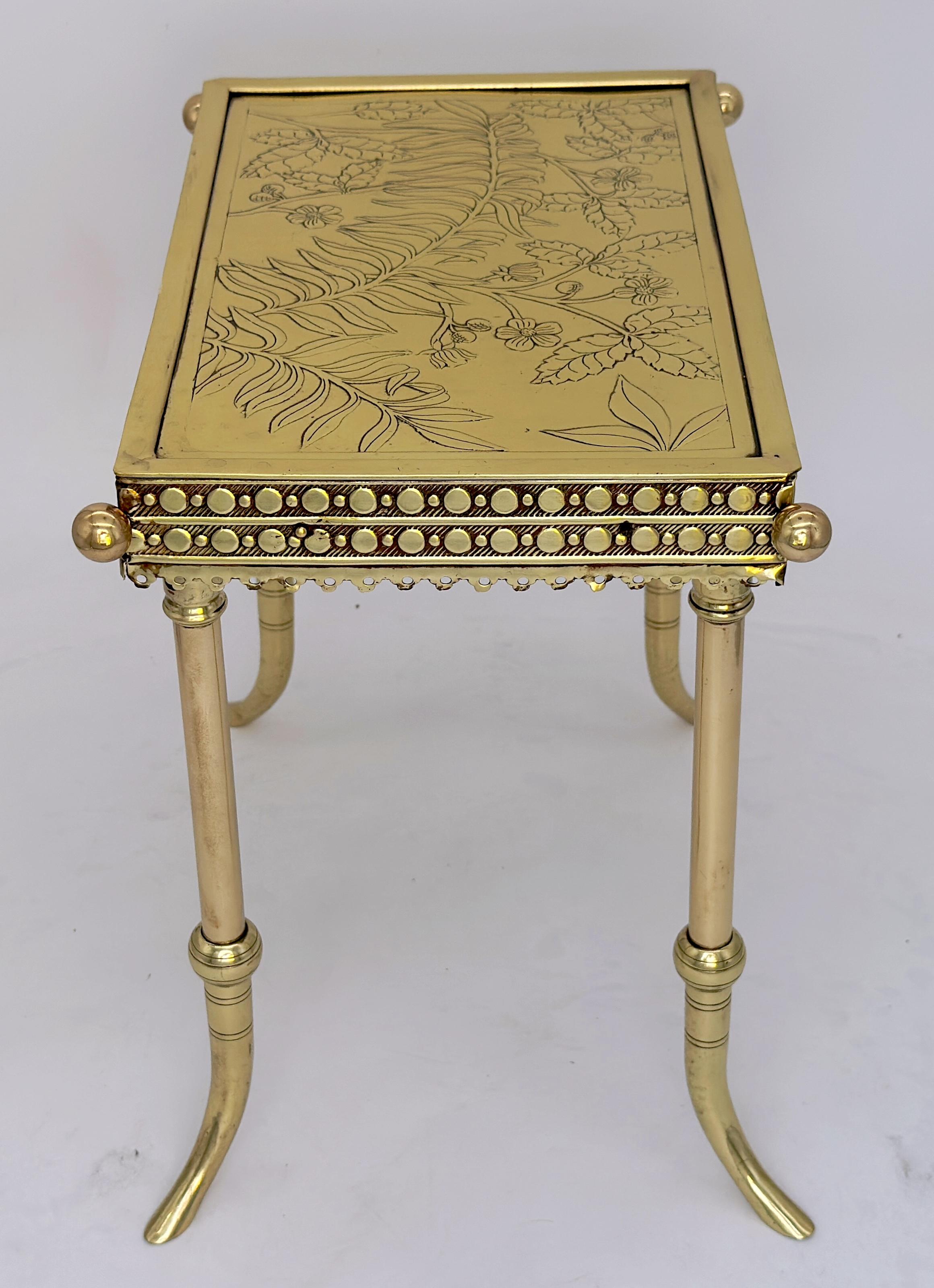 Moulage Table d'appoint en laiton du mouvement esthétique Attribuée à Charles Parker, Circa 1880 en vente