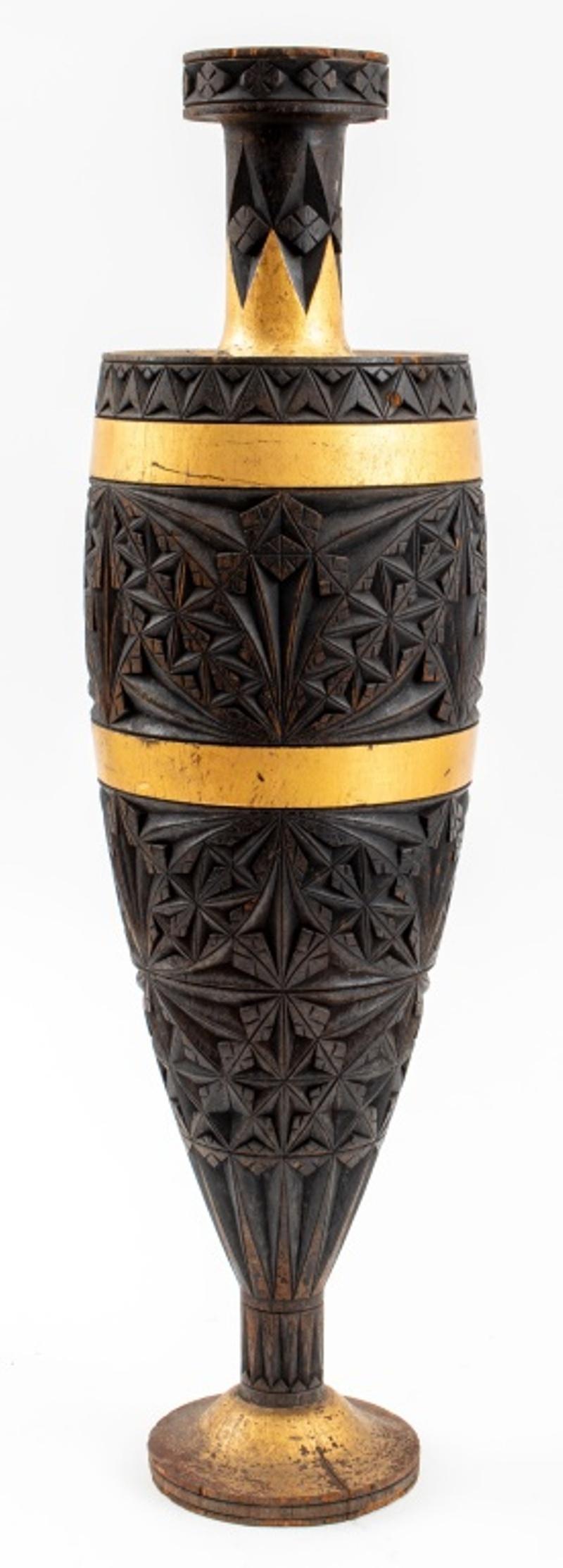 Sculpté à la main Mouvement esthétique Vase d'ornement en bois sculpté et doré en vente