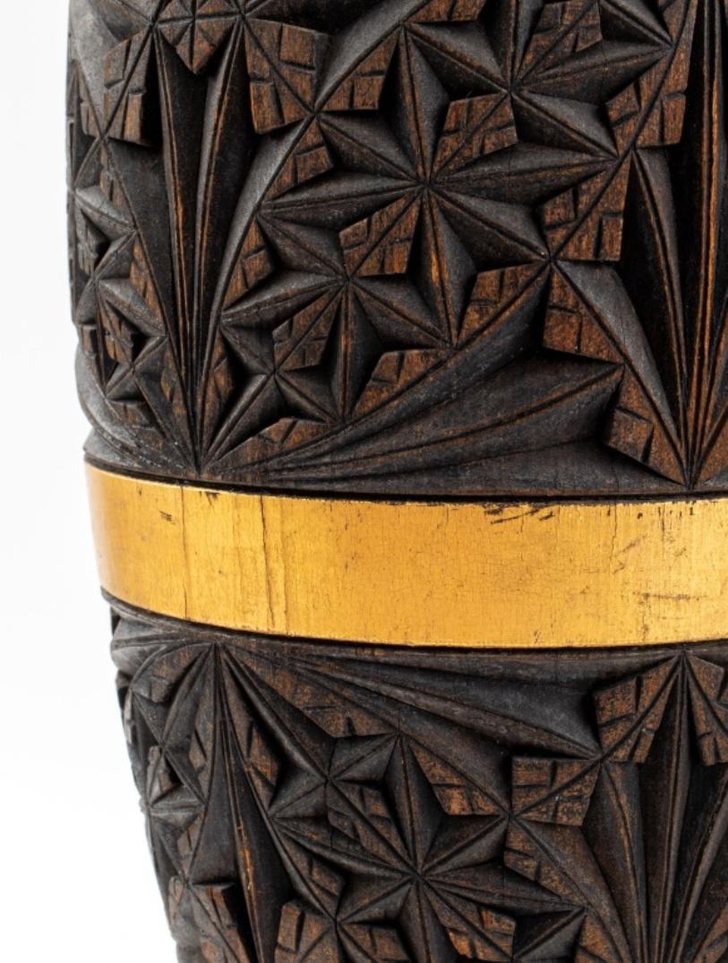Mouvement esthétique Vase d'ornement en bois sculpté et doré Bon état - En vente à New York, NY