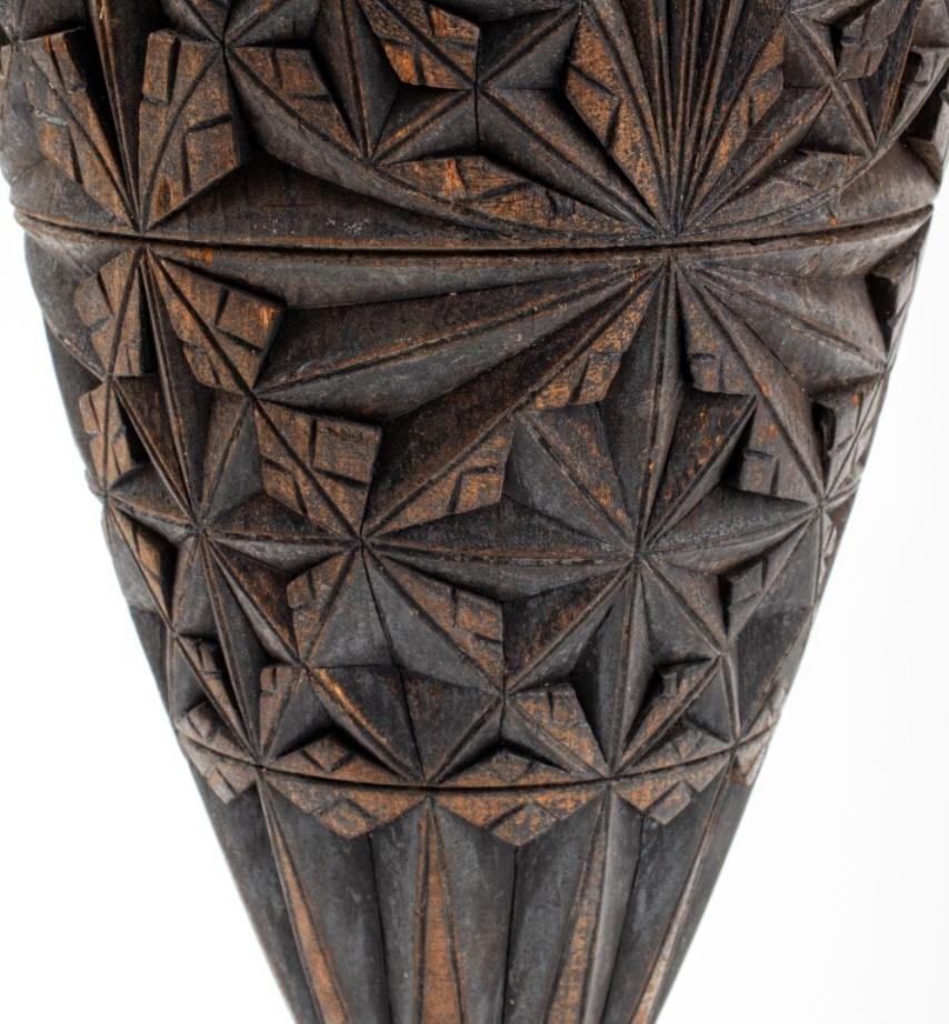 20ième siècle Mouvement esthétique Vase d'ornement en bois sculpté et doré en vente