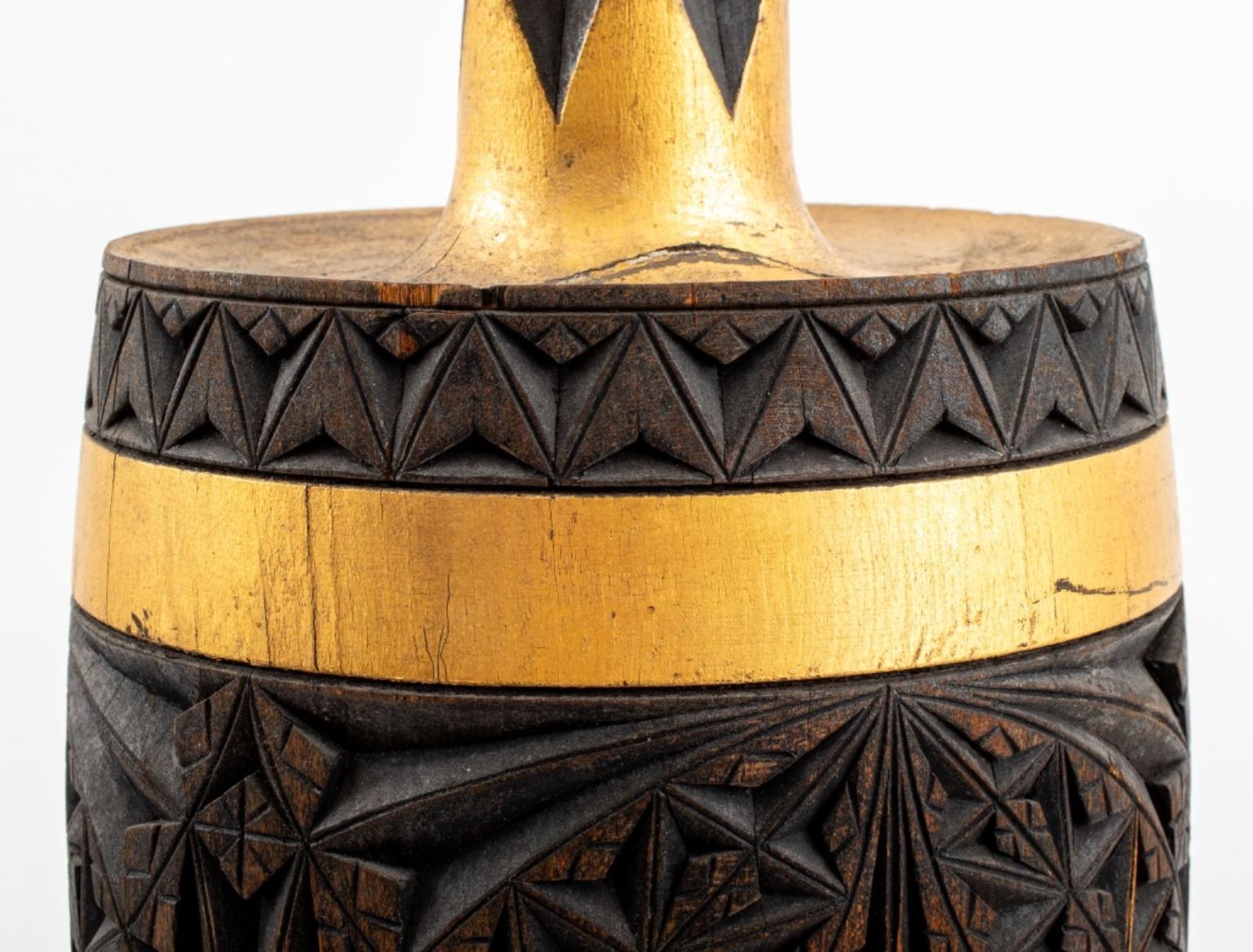 Bois doré Mouvement esthétique Vase d'ornement en bois sculpté et doré en vente