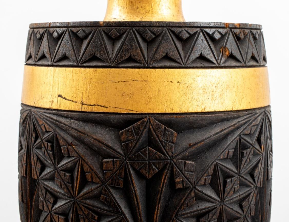 Mouvement esthétique Vase d'ornement en bois sculpté et doré en vente 1