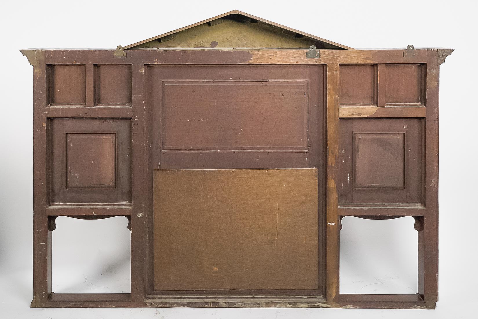James Smithey Obermantel
Ein hochwertiger, geschnitzter Nussbaum-Overmantel der Ästhetischen Bewegung, mit abgeschrägtem Spiegel und geprägten Kupferplatten, die klassische Jungfrauen darstellen.
Eine Tafel trägt den Stempel JS 1894