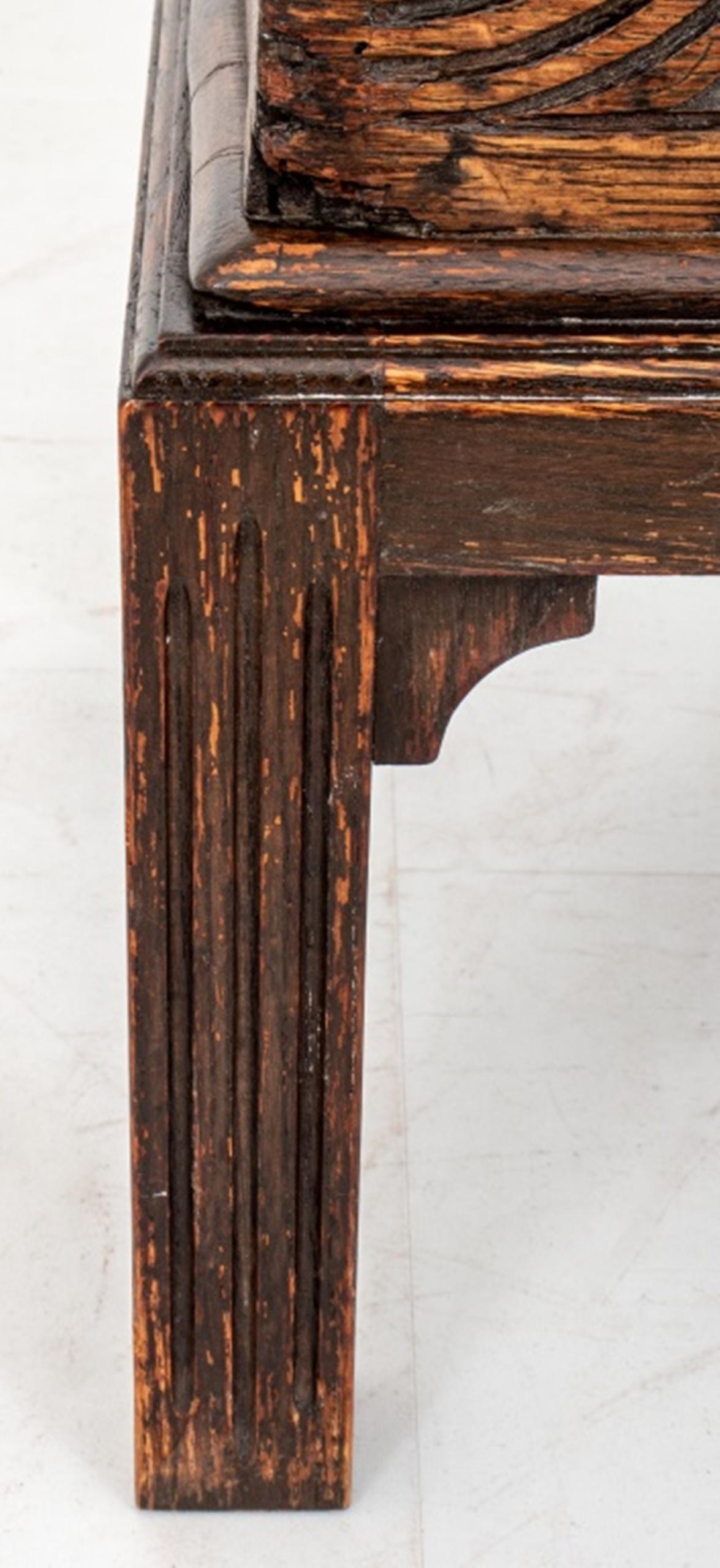 Table d'appoint en bois sculpté Aesthetic Movement en vente 4