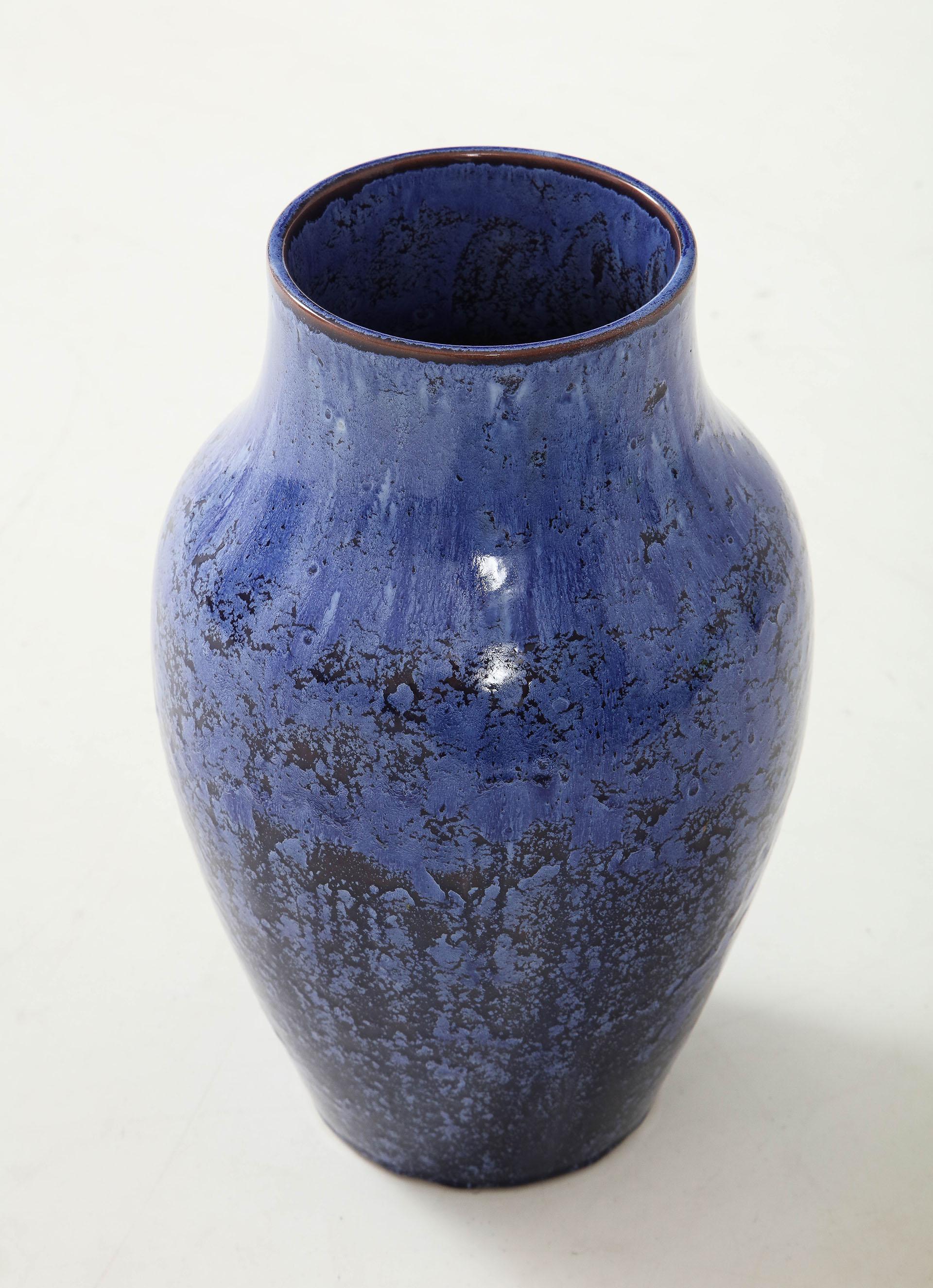 Vaso in ceramica Aesthetic Movement di Pilkington In condizioni buone in vendita a Lyndhurst, NJ
