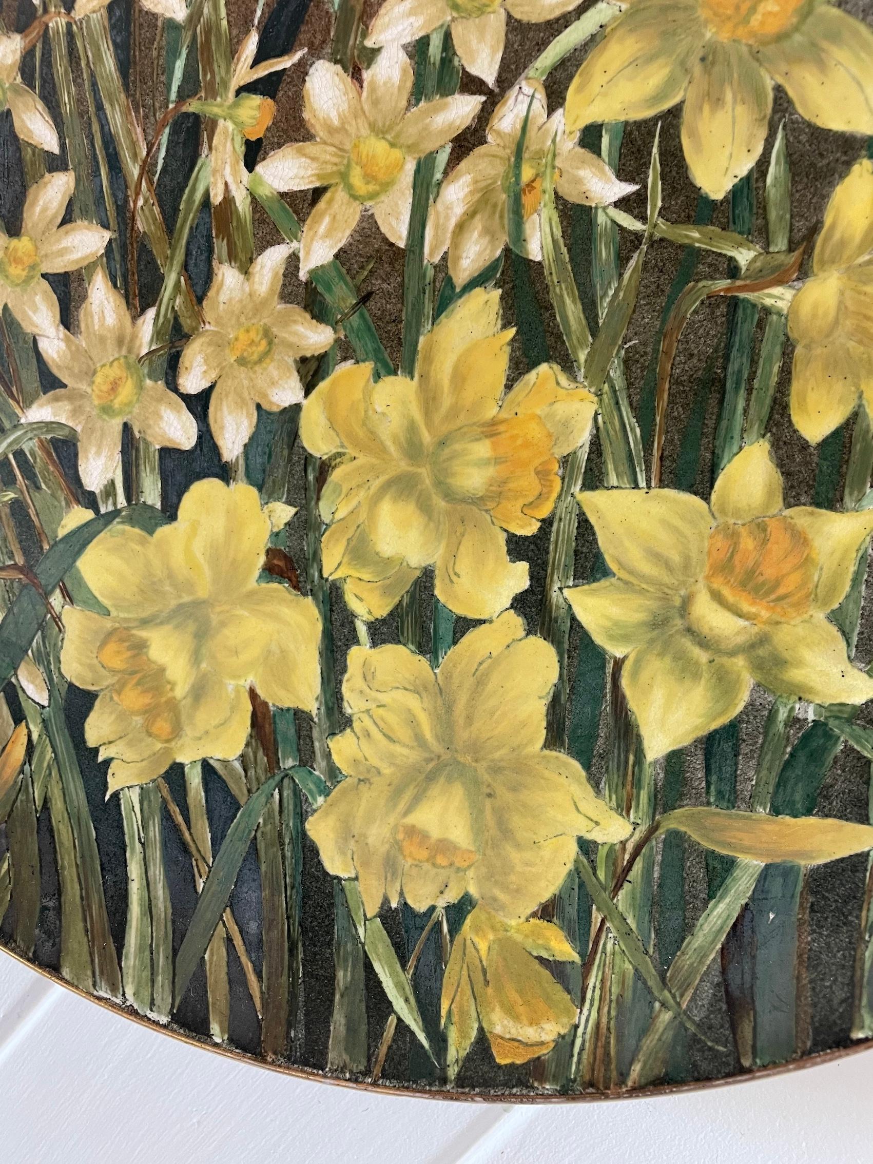 Chargeur en poterie du mouvement esthétique

Narcisses et jonquilles

Conçu par May J Heyworth

Exposée à l'exposition de poterie d'art de 1883

Pour Howell & Sons

Label au verso

Daté de mars 1883 avec le monogramme MJH

Diamètre 41,5 cm.