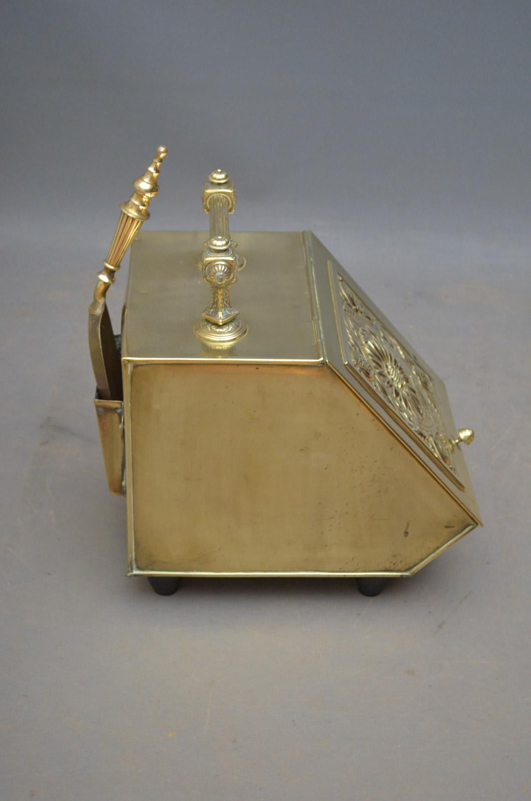 Aesthetic Movement Coal Scuttle In Excellent Condition In Whaley Bridge, GB