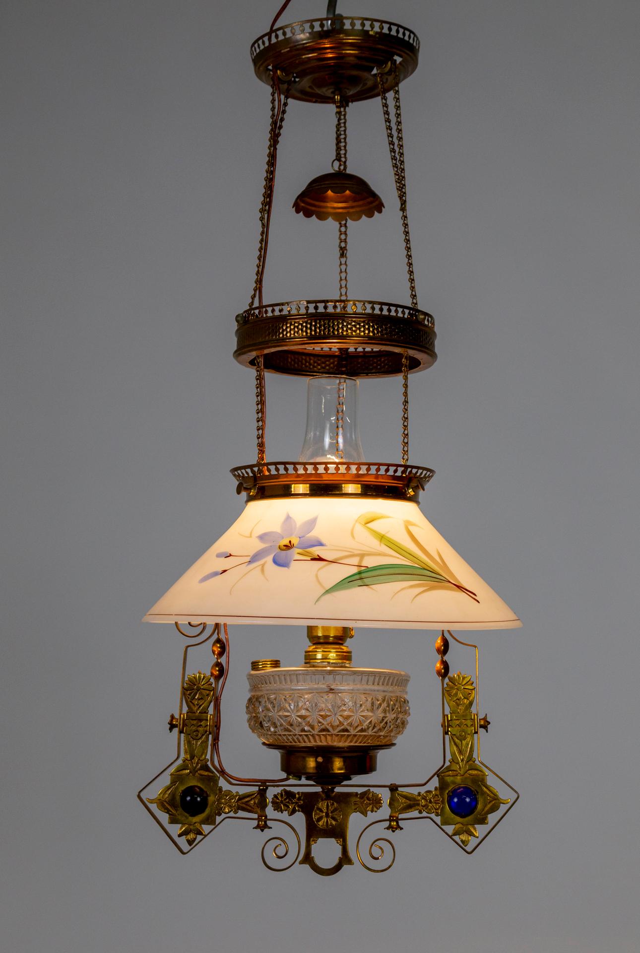 Lampe à suspension à huile de bibliothèque du mouvement esthétique en cuivre, laiton et verre peint en vente 4