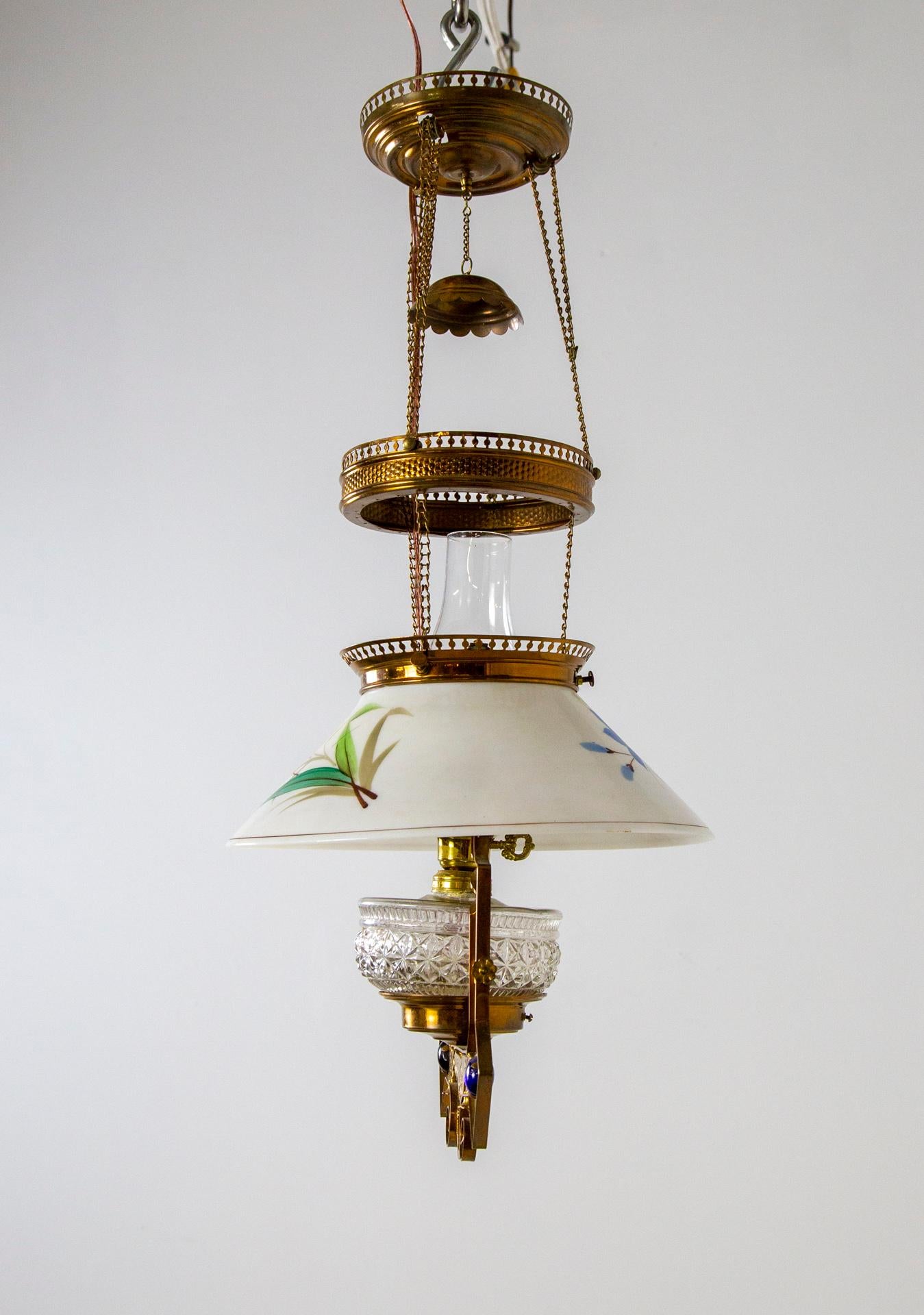 Lampe à suspension à huile de bibliothèque du mouvement esthétique en cuivre, laiton et verre peint en vente 5
