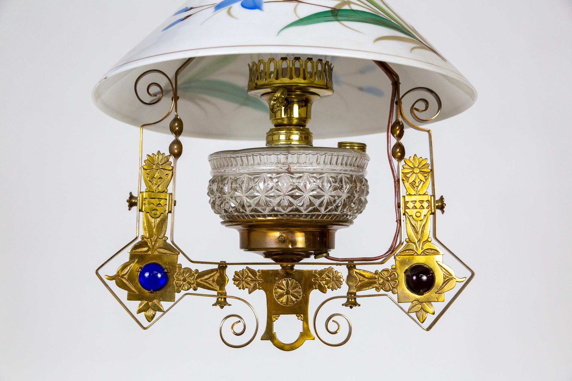 Mouvement esthétique Lampe à suspension à huile de bibliothèque du mouvement esthétique en cuivre, laiton et verre peint en vente