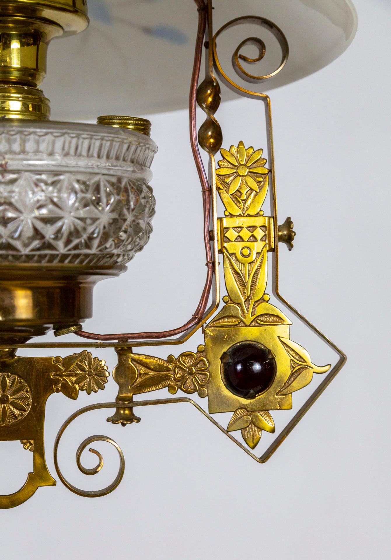 Bibliotheks-Öllampe/Hängelampe, Ästhetizismus, Kupfer, Messing, bemaltes Glas (Spätes 19. Jahrhundert) im Angebot
