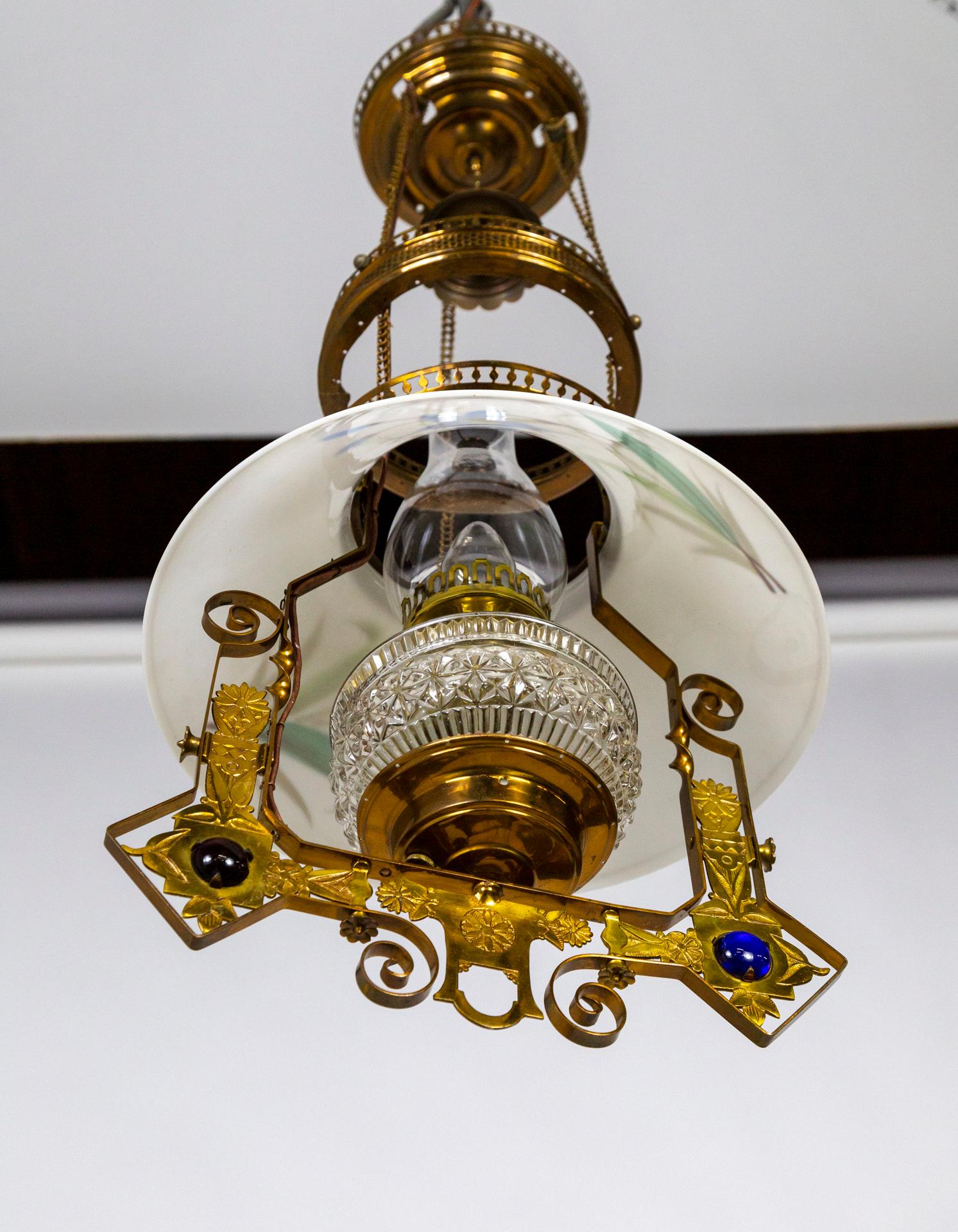Fin du XIXe siècle Lampe à suspension à huile de bibliothèque du mouvement esthétique en cuivre, laiton et verre peint en vente