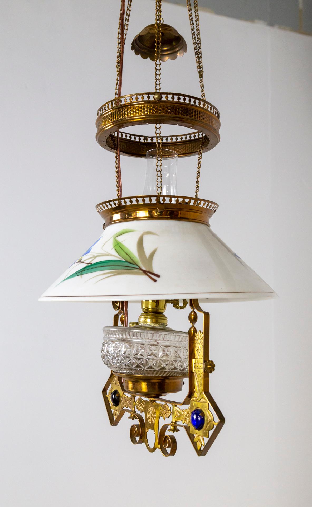 Laiton Lampe à suspension à huile de bibliothèque du mouvement esthétique en cuivre, laiton et verre peint en vente
