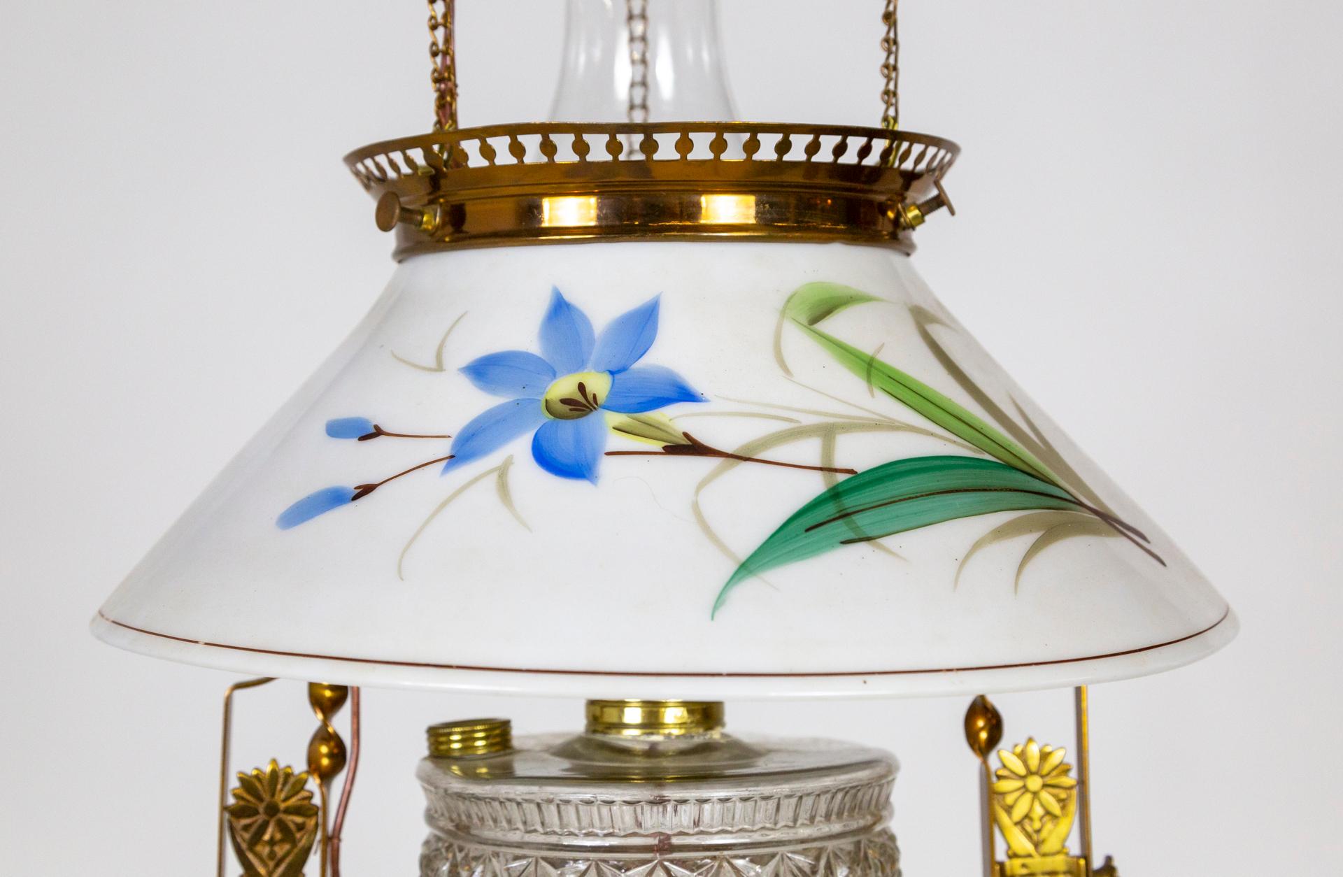 Lampe à suspension à huile de bibliothèque du mouvement esthétique en cuivre, laiton et verre peint en vente 1