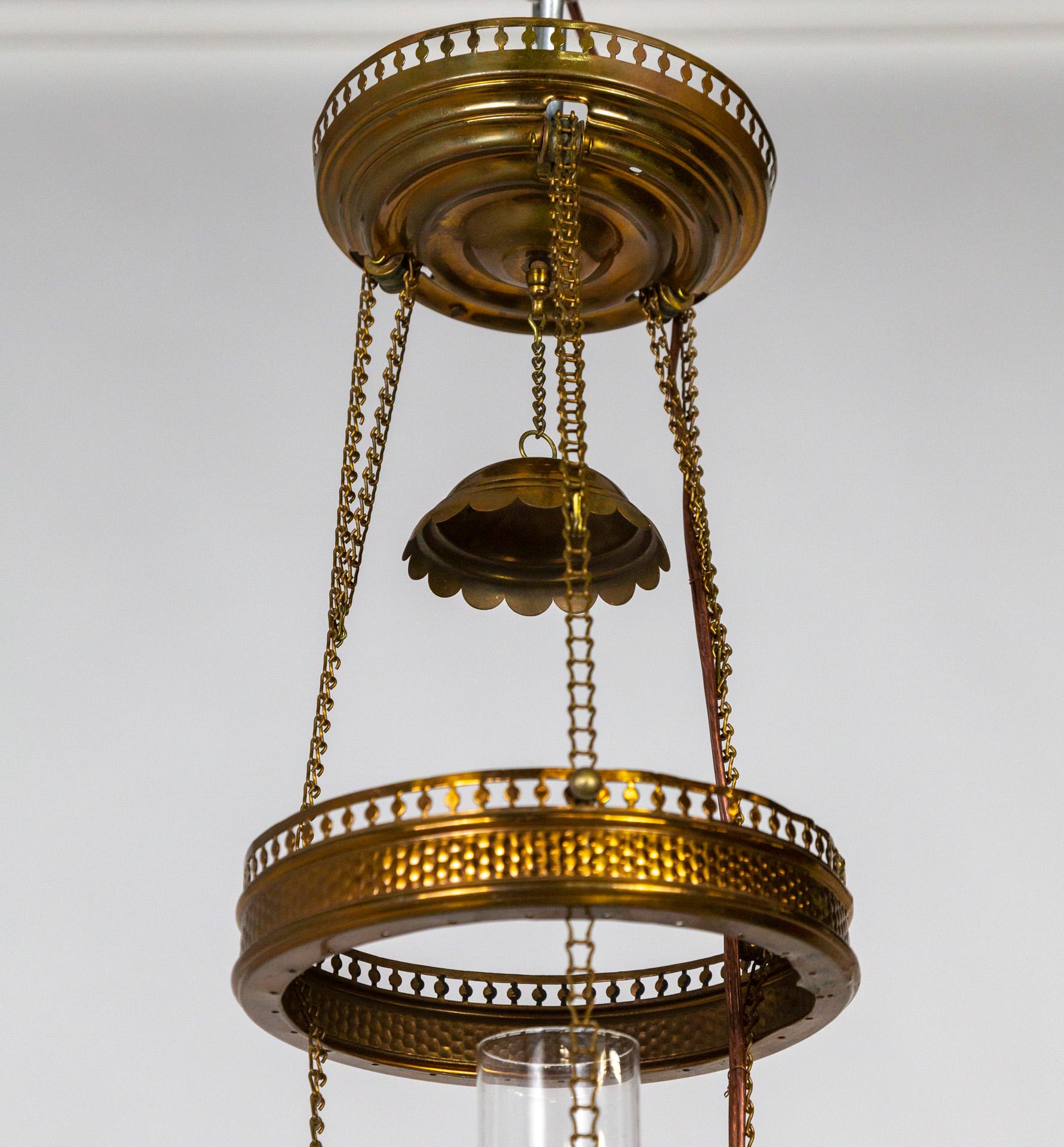 Lampe à suspension à huile de bibliothèque du mouvement esthétique en cuivre, laiton et verre peint en vente 2