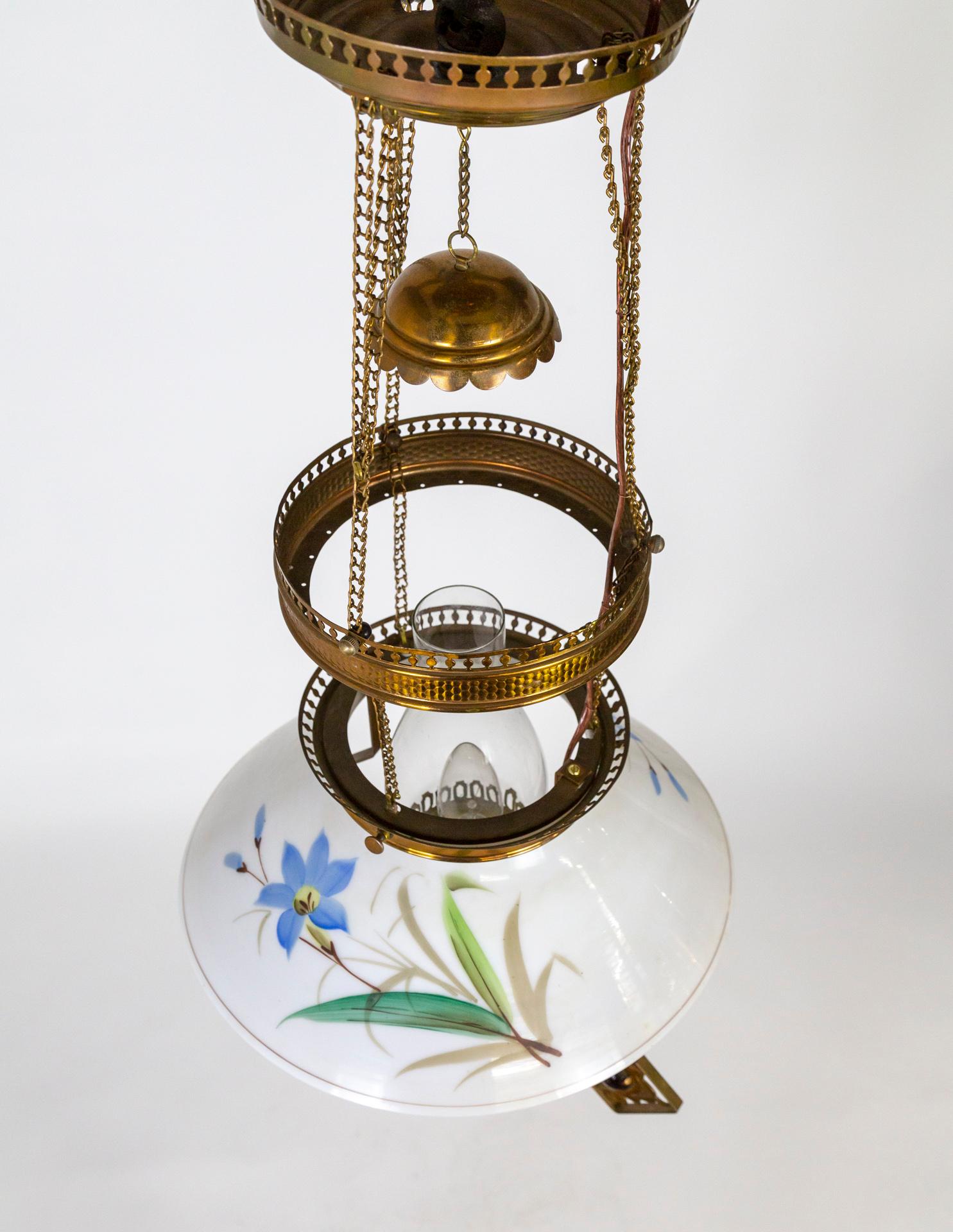 Lampe à suspension à huile de bibliothèque du mouvement esthétique en cuivre, laiton et verre peint en vente 3