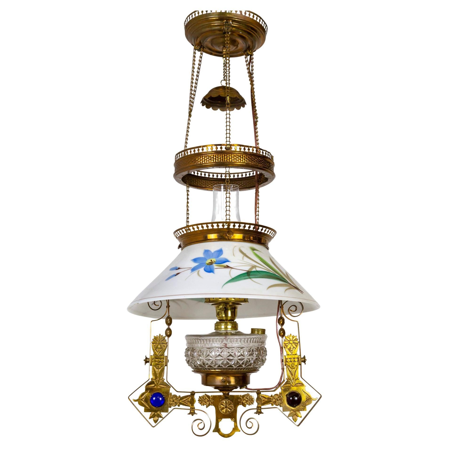 Lampe à suspension à huile de bibliothèque du mouvement esthétique en cuivre, laiton et verre peint en vente