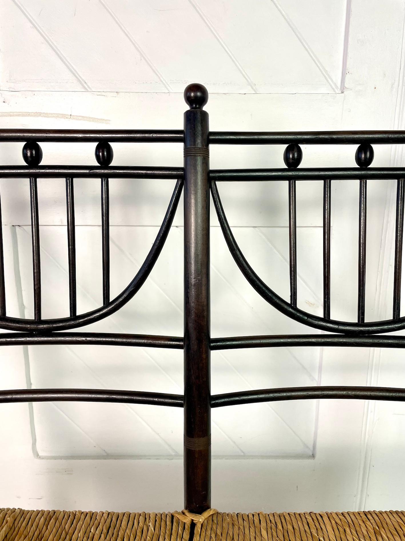 Aesthetic Movement Banco Ebonizado Con Asientos Rush By Heals Fines del siglo XIX en venta