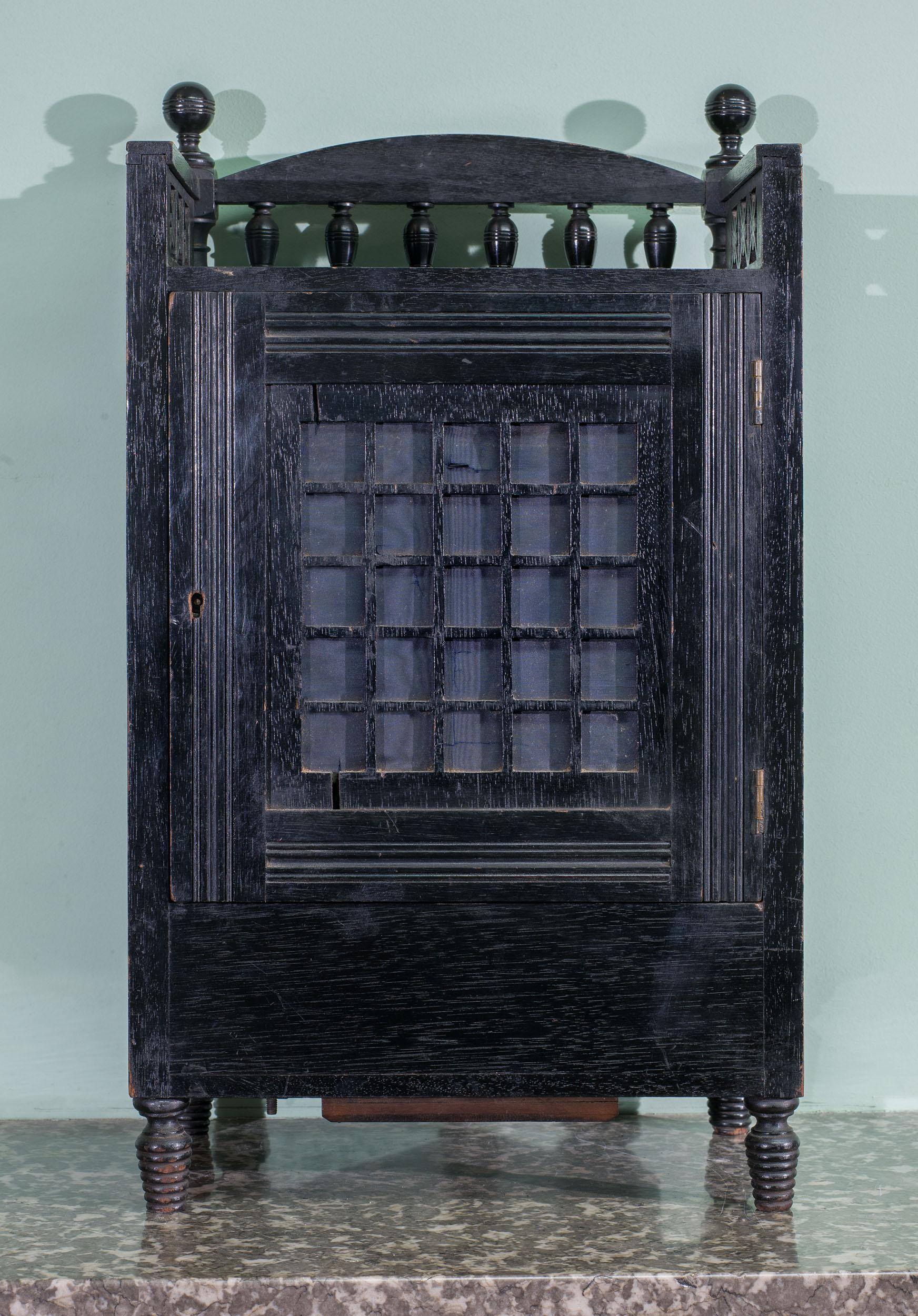 Fin du XIXe siècle Pendule de cheminée en bois d'ébène du mouvement esthétique attribuée à Lewis Foreman Day en vente