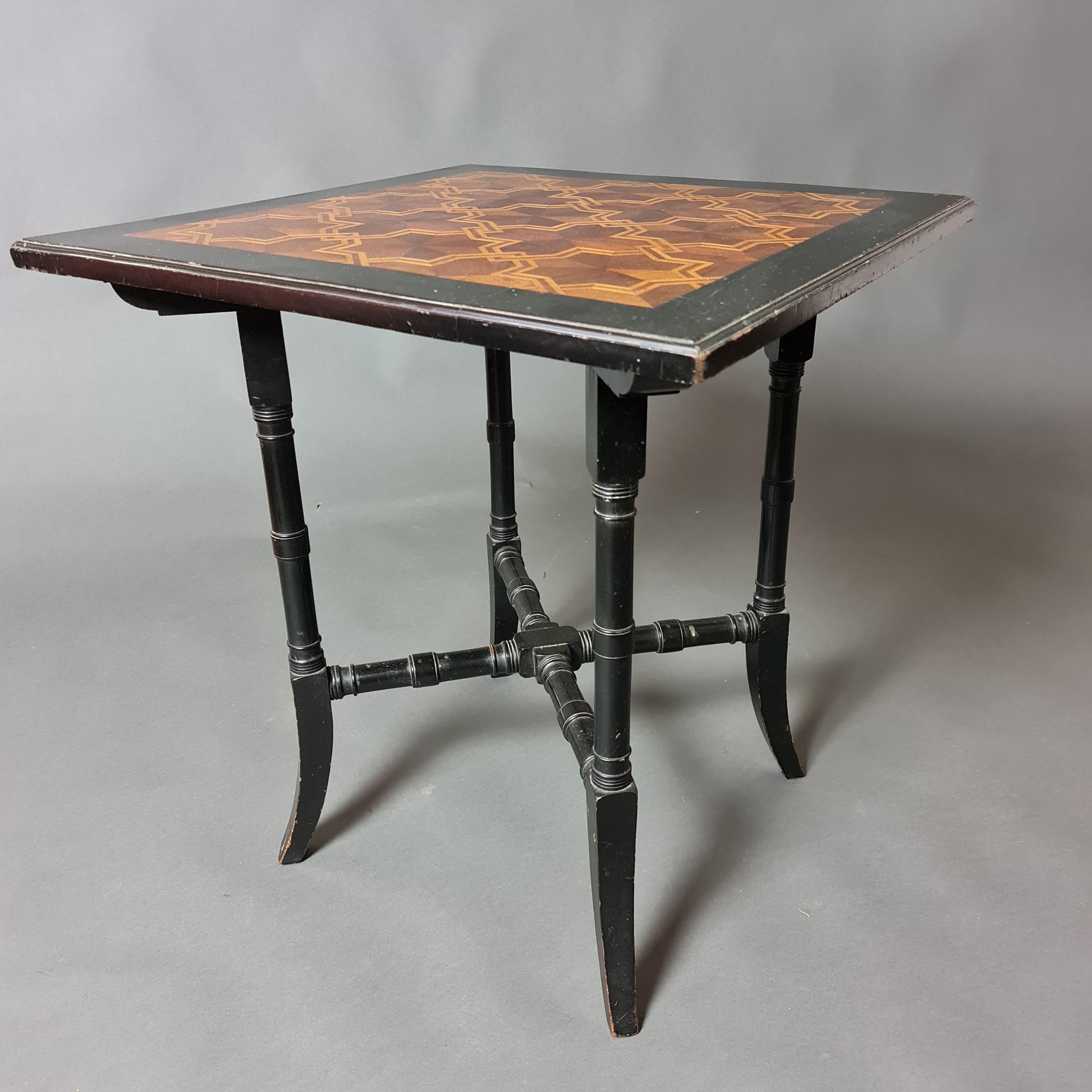 Mesa ebonizada Aesthetic Movement con tablero de parquet Movimiento estético en venta